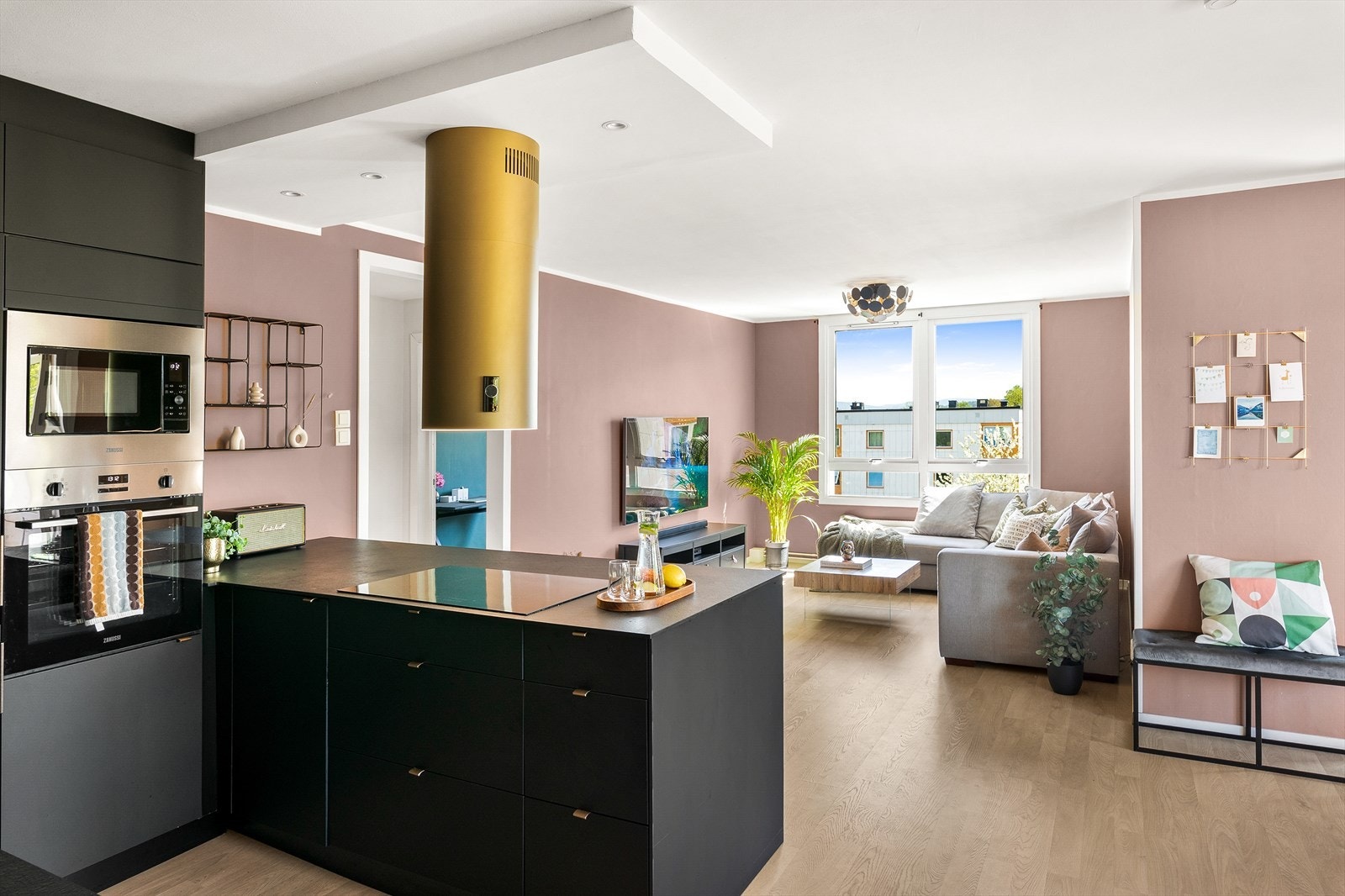 Stue og kjøkken smelter sammen i en elegant åpen løsning. Galleribilde