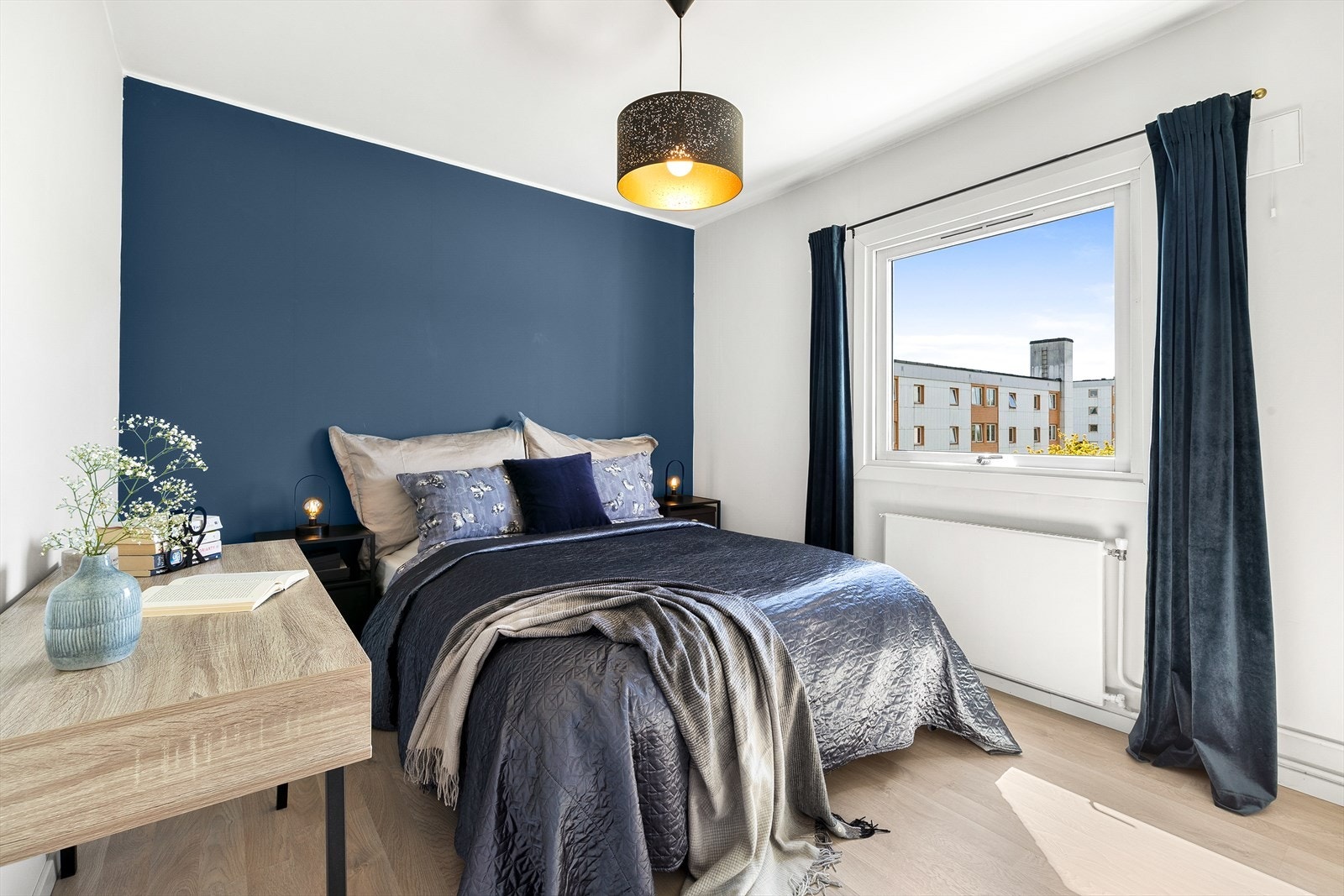 Romslig hovedsoverom med adkomst fra stuen, med plass til en komfortabel dobbeltseng og stilfulle nattbord. Galleribilde