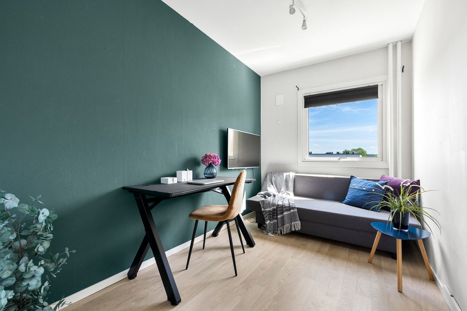 Soverom 2 fungerer som både soverom og kontor, og tilbyr et fleksibelt og funksjonelt miljø. Galleribilde