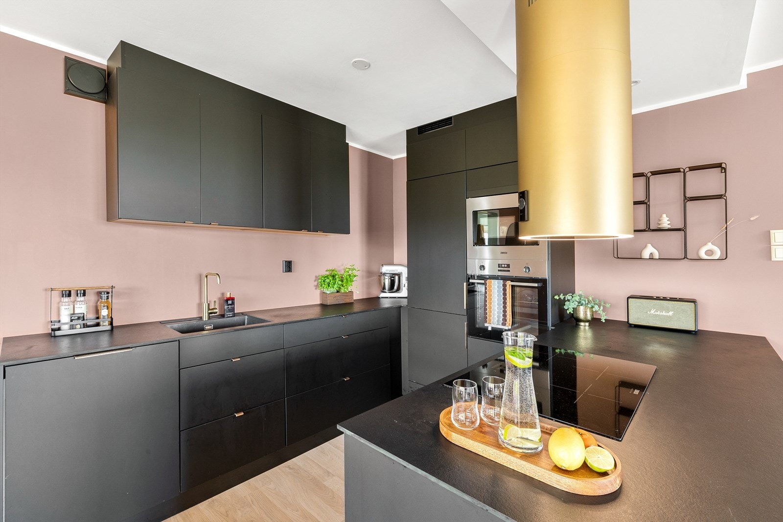 Moderne kjøkken med glatte fronter og stilren innredning fra 2021, som gir et elegant og tidsriktig uttrykk. Galleribilde