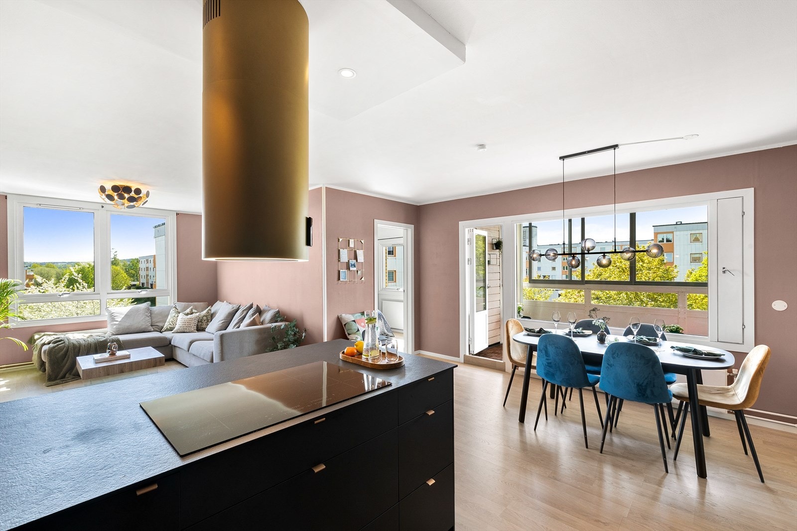 Leiligheten tilbyr en lys og trivelig stue-/kjøkkenløsning. Galleribilde