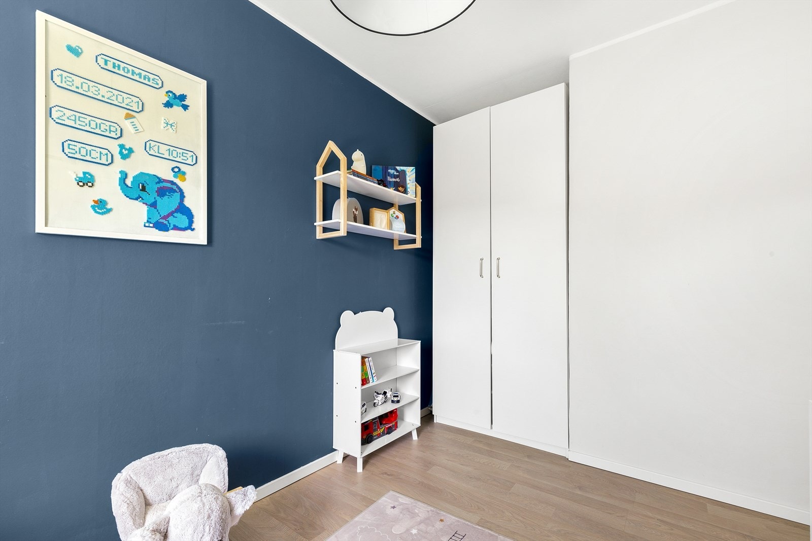 Rommet tilbyr garderobeskap for oppbevaring. Galleribilde