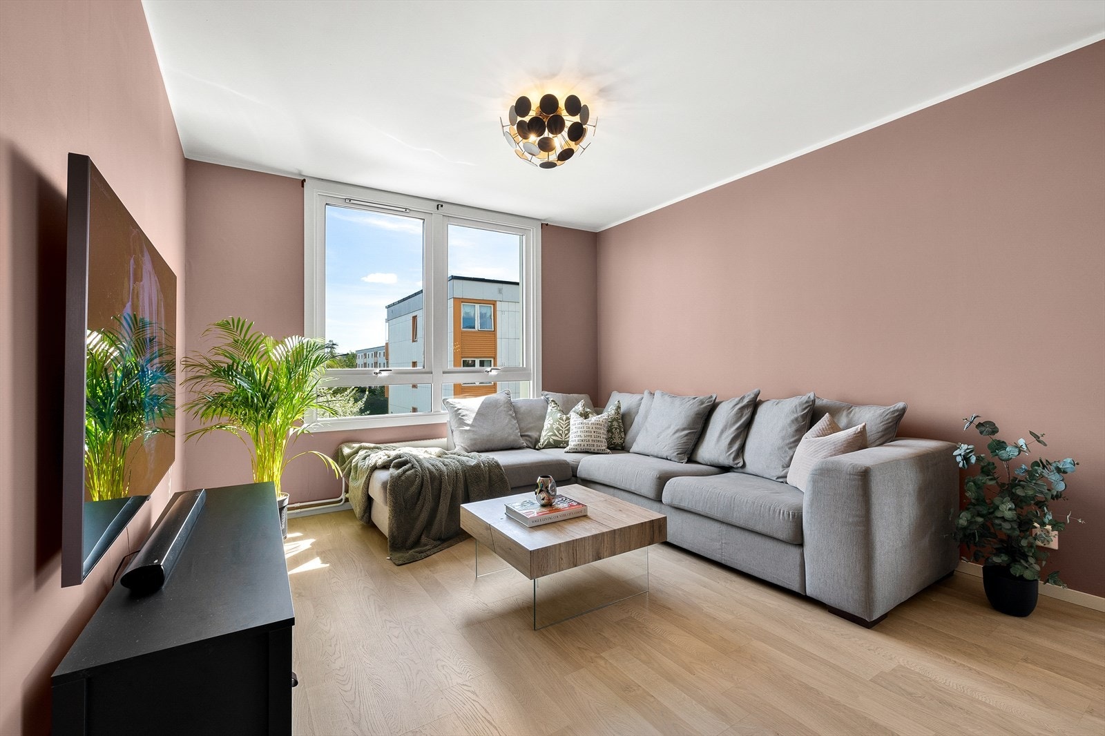 Stuen blir et naturlig samlingspunkt for familie og venner. Her kan du skape uforglemmelige øyeblikk med dine nære og kjære! Galleribilde