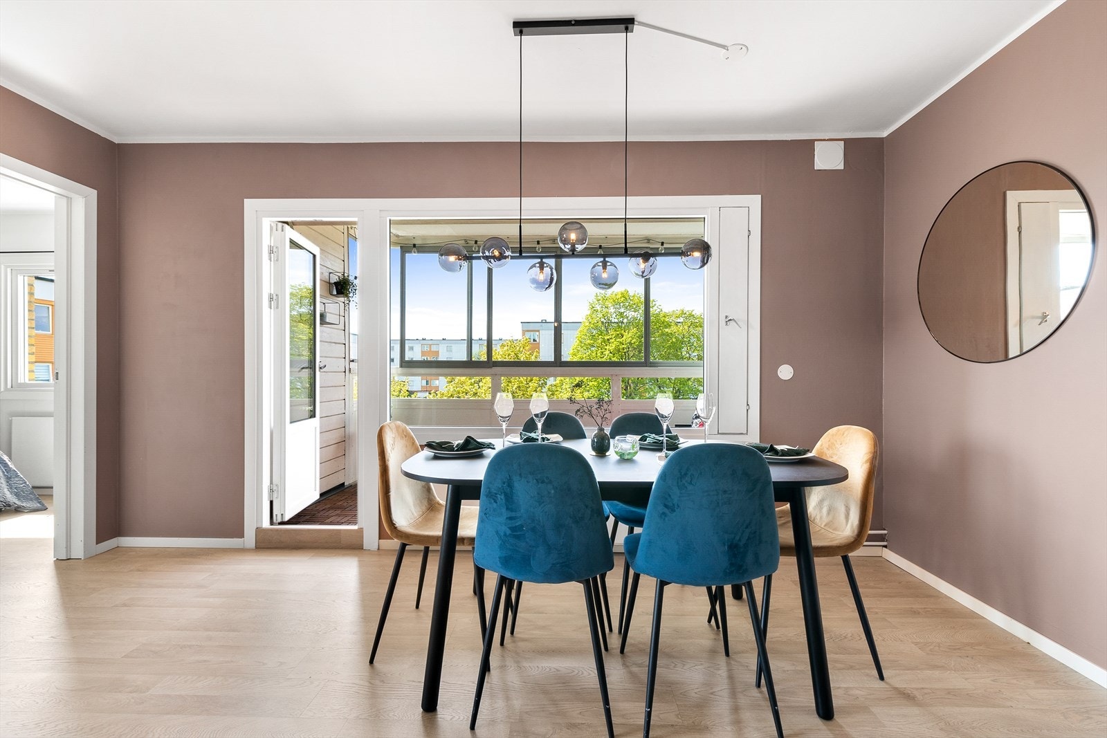 Leiligheten tilbyr en lys og luftig spiseplass med store vinduer som skaper en frisk og avslappende atmosfære. Galleribilde