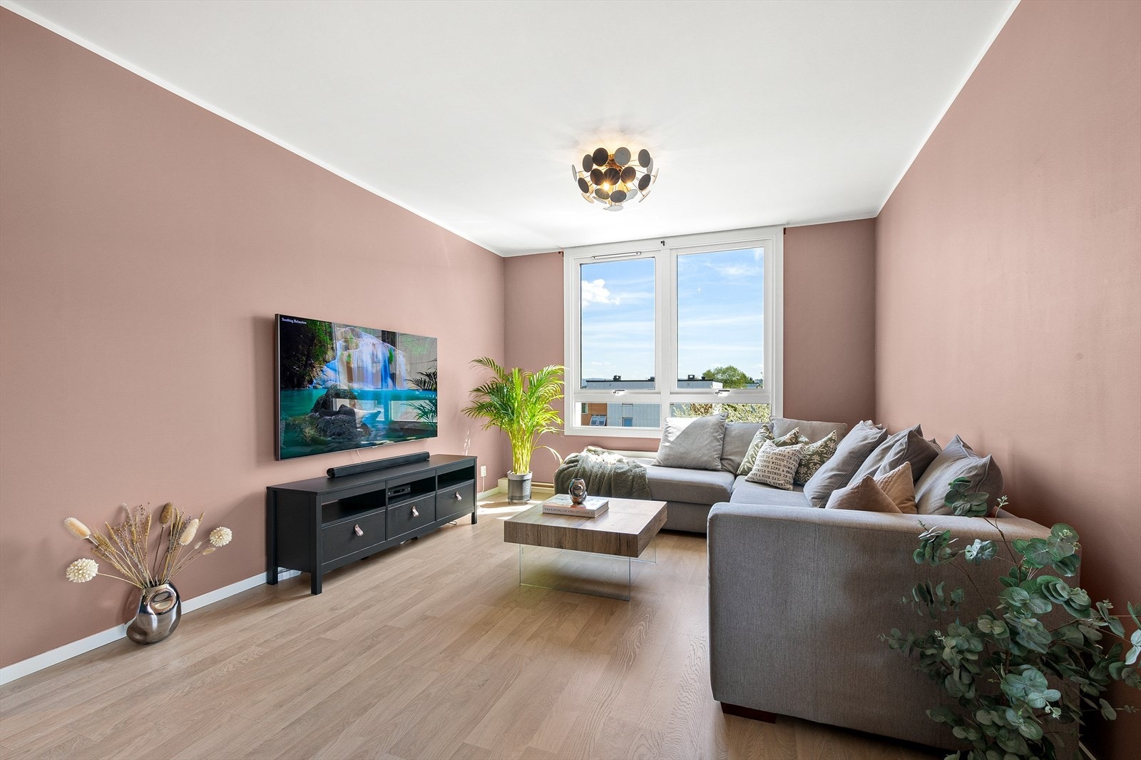 I stuen har du plass til en sofagruppe eller andre møblementer. Galleribilde