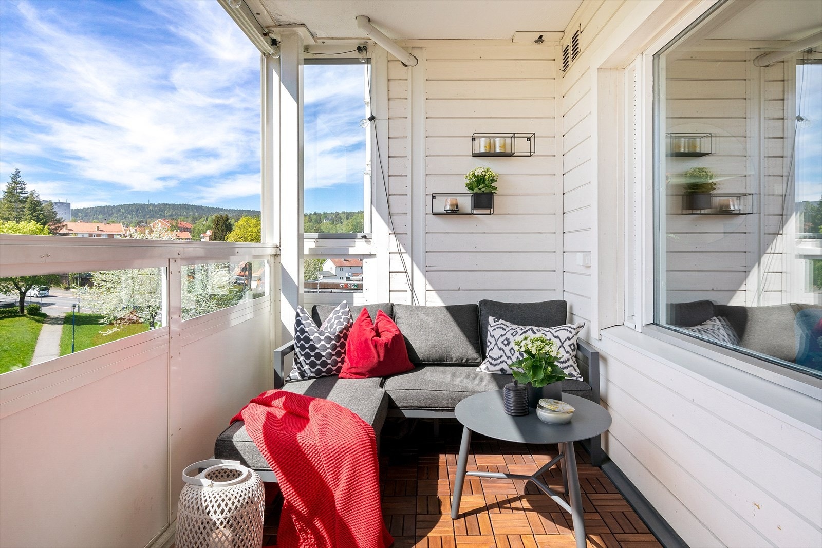 Fra stuen har du adkomst til en sydvestvendt balkong på ca. 8kvm. Her kan du nyte gode solforhold og frisk luft til enhver tid på dagen. Galleribilde