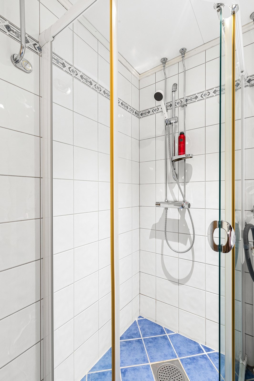 Badet har dusj på gulv med faste felt og dør i herdet glass. Galleribilde