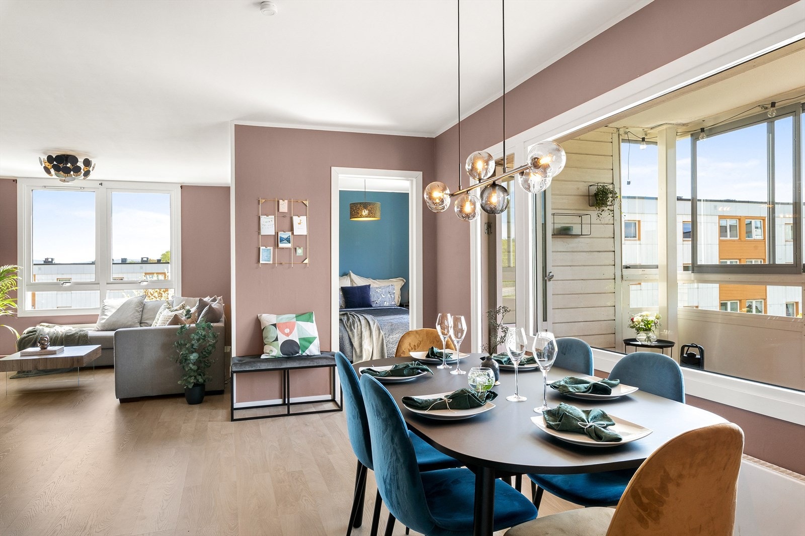 Sjarmerende og attraktiv 4-roms leilighet i 4.etasje i et trivelig og barnevennlig område. Galleribilde