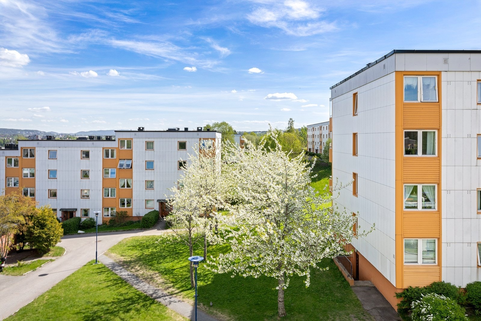 Utsyn mot rolig nabolag fra balkong. Galleribilde