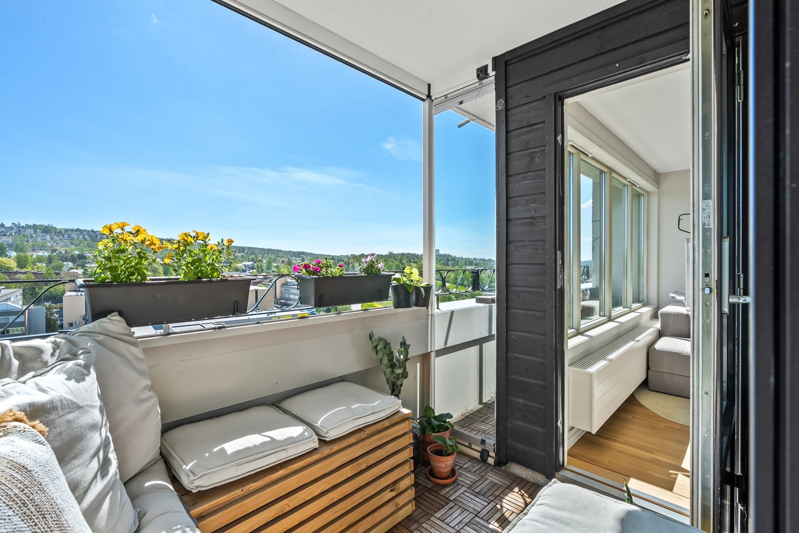 Det er utgang til balkong med gode solforhold fra tidlig morgen til rundt 14 på sommertid Galleribilde