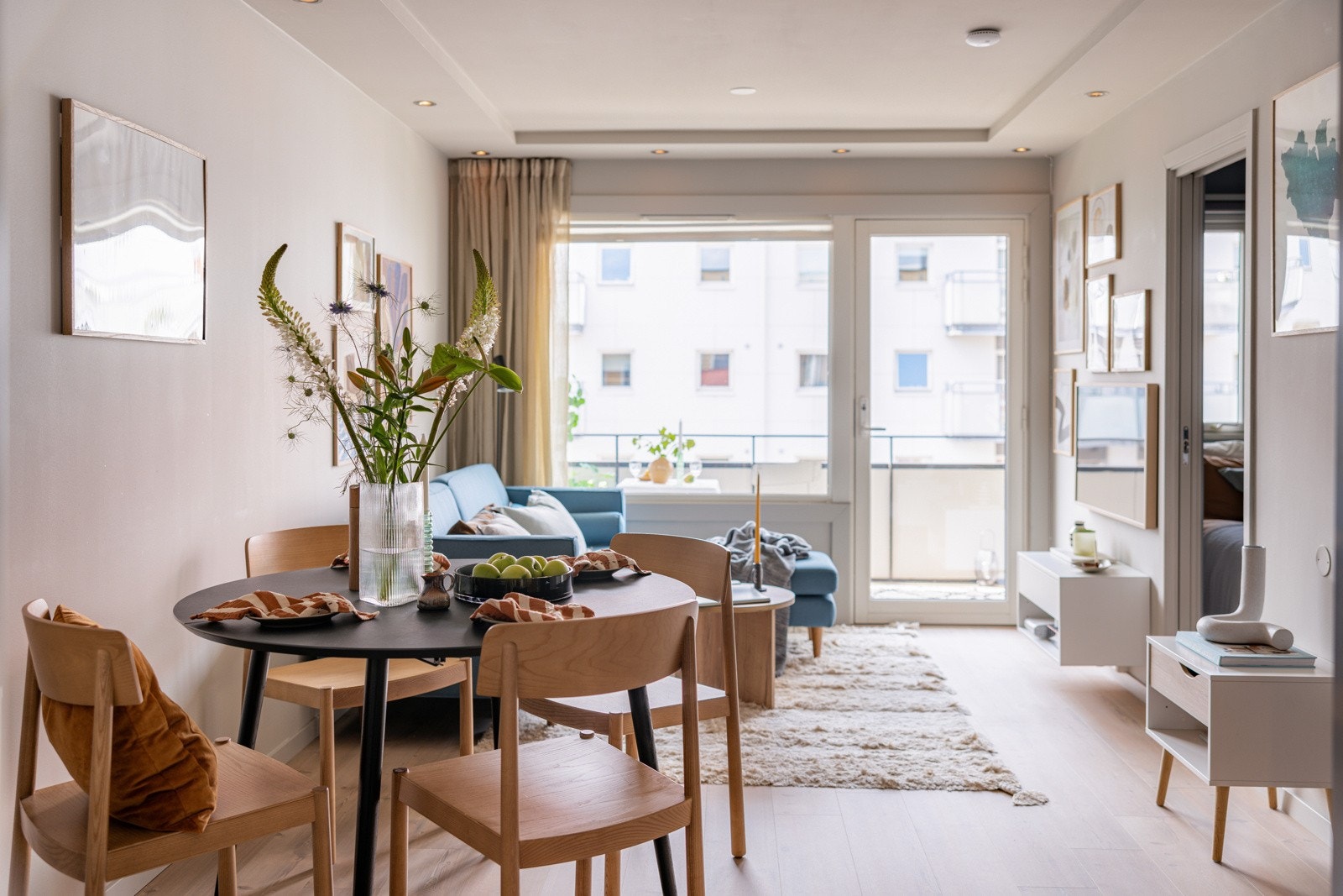 Lys og romslig stue med store vindusflater som gir godt med naturlig lys. Galleribilde