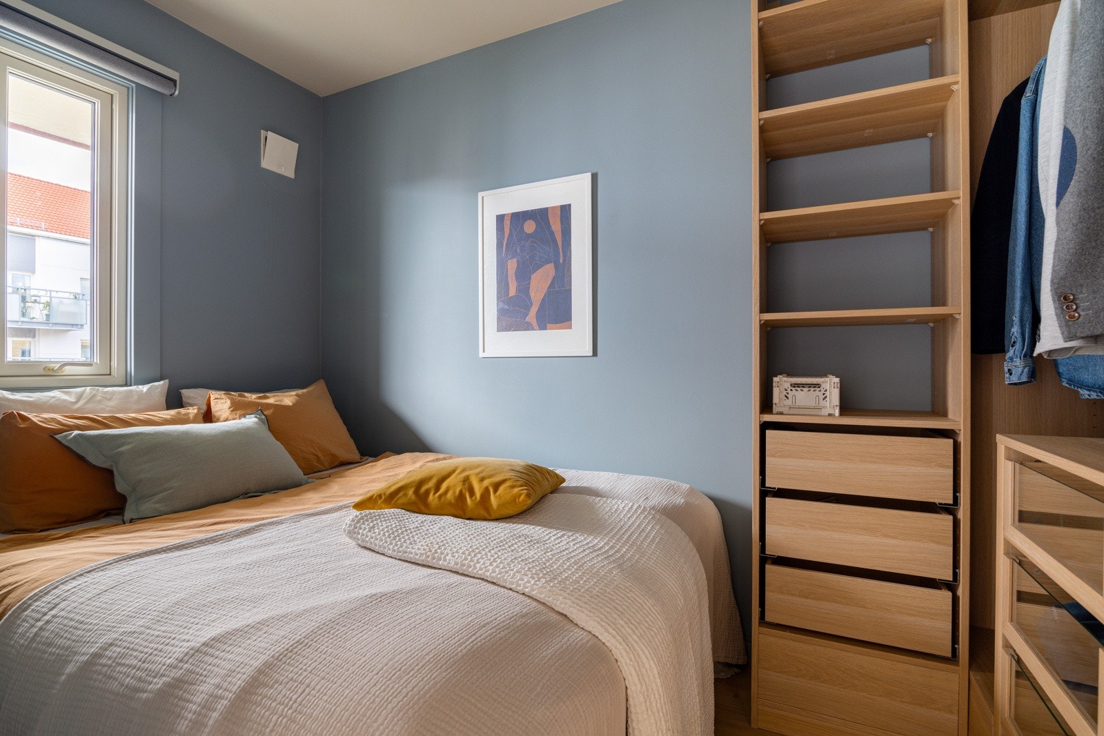 I tilknytning til stuen har man et innredet rom som i dag benyttes som soverom. Galleribilde