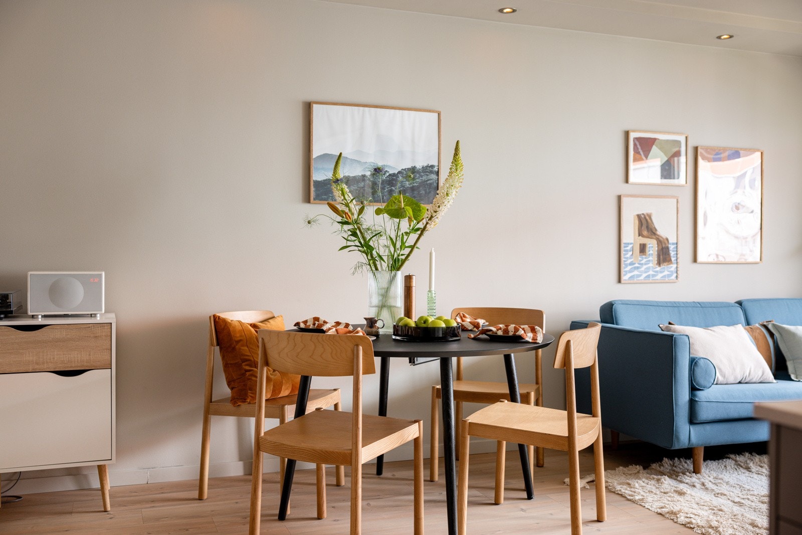 God plass til stort spisebord tilknyttet kjøkkenet. Galleribilde