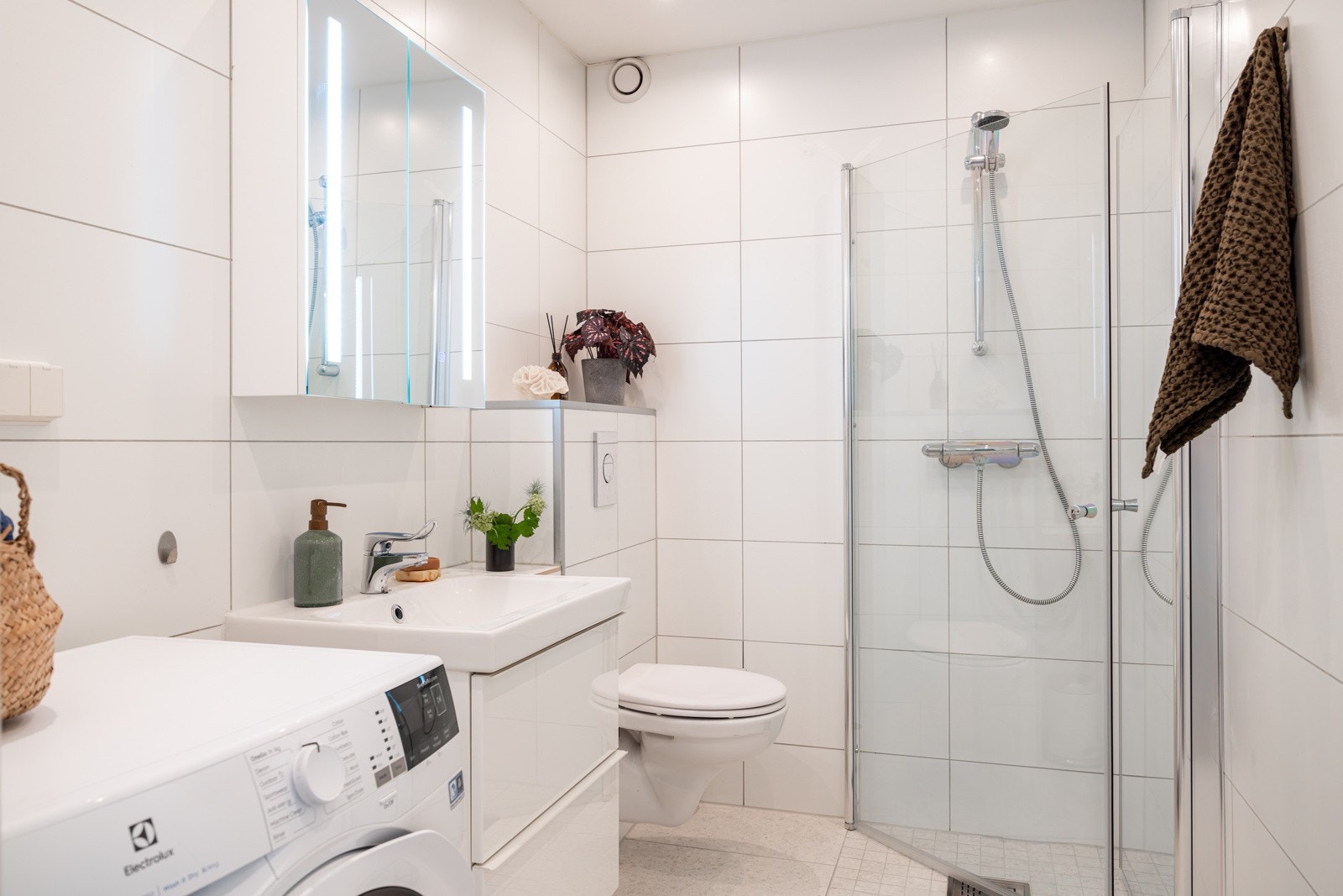 Pent og tiltalende baderom fra 2011, oppgradert i 2023 med nye gulvfliser. Galleribilde