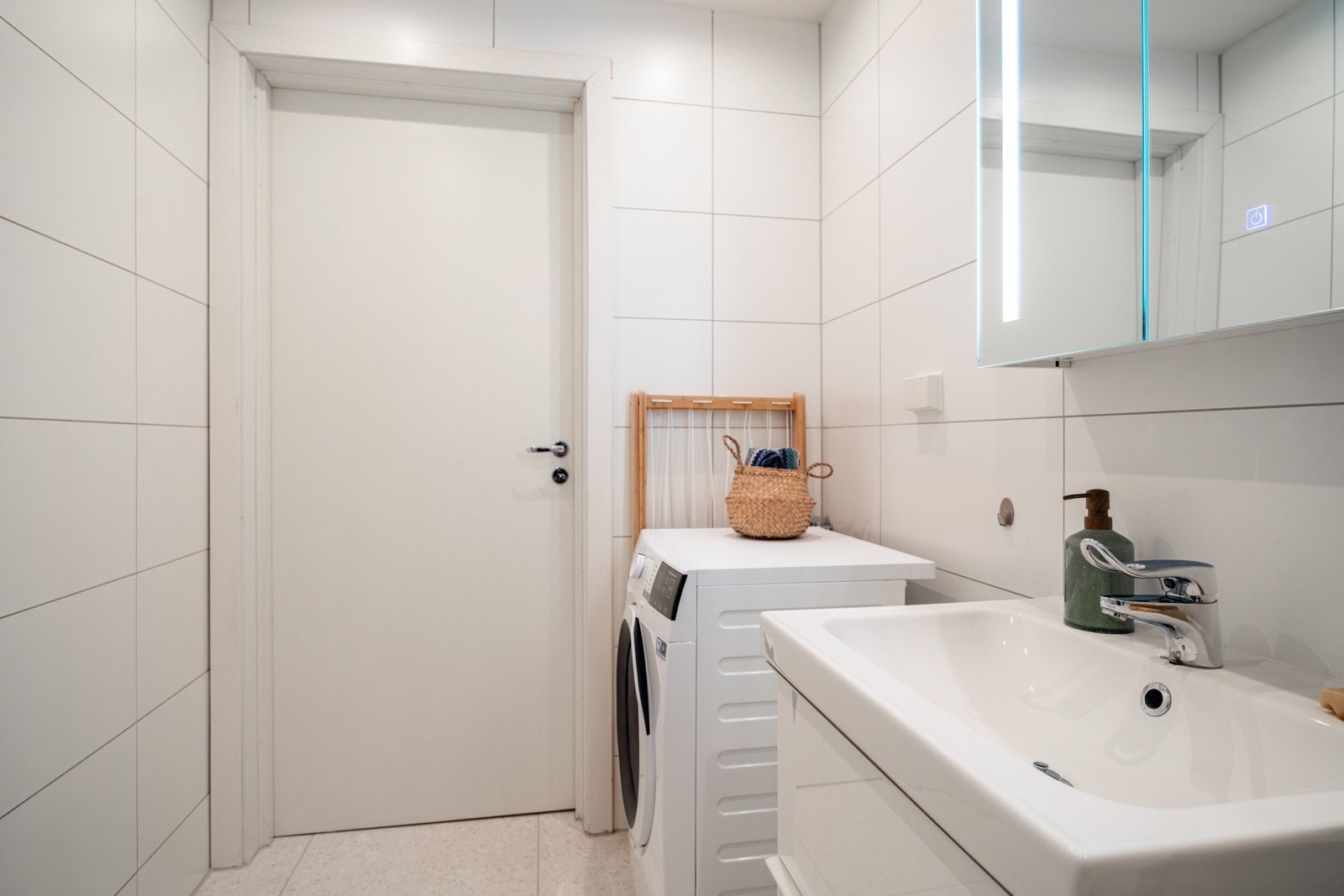 Badet fremstår delikat og inneholder flislagte gulv og vegger, varme i gulv og nedsenket himling med downlights. Galleribilde