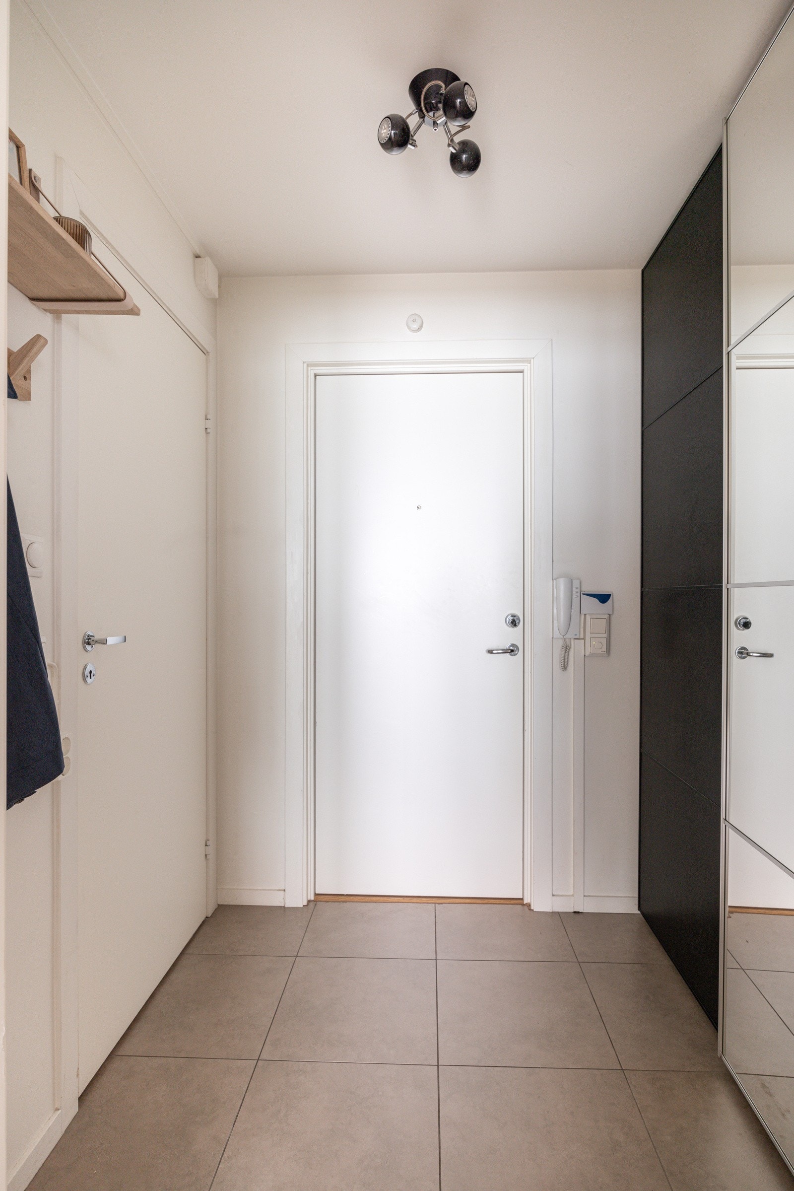 Du ønskes velkommen inn i en lys, innbydende og praktisk entré. Galleribilde