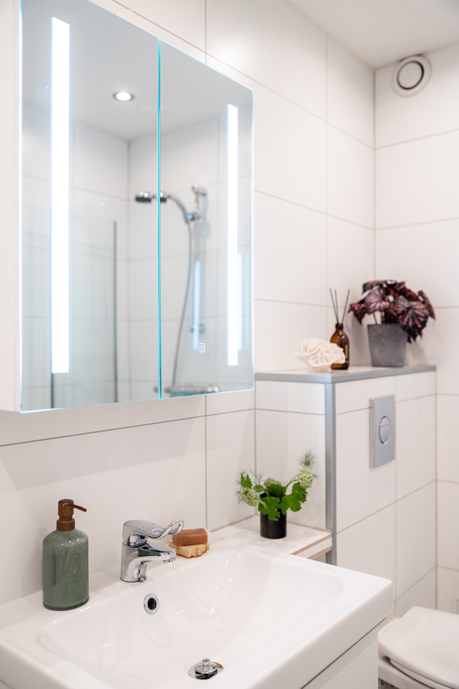 Plass og opplegg til vaskemaskin, samt vegghengt toalett. Galleribilde