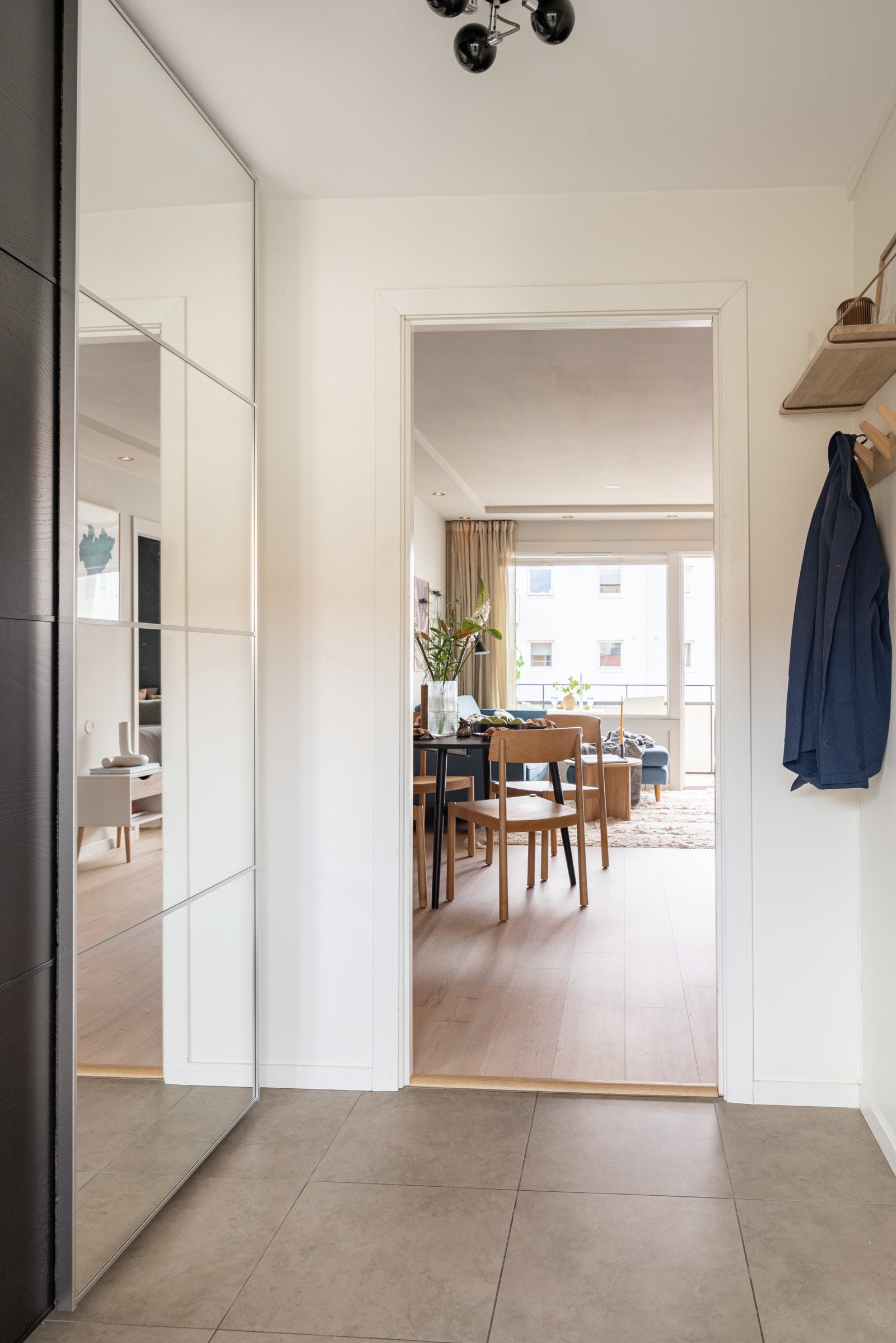 I entréen har du rikelig med oppbevaringsplass i stor skyvedørsgarderobe. Galleribilde