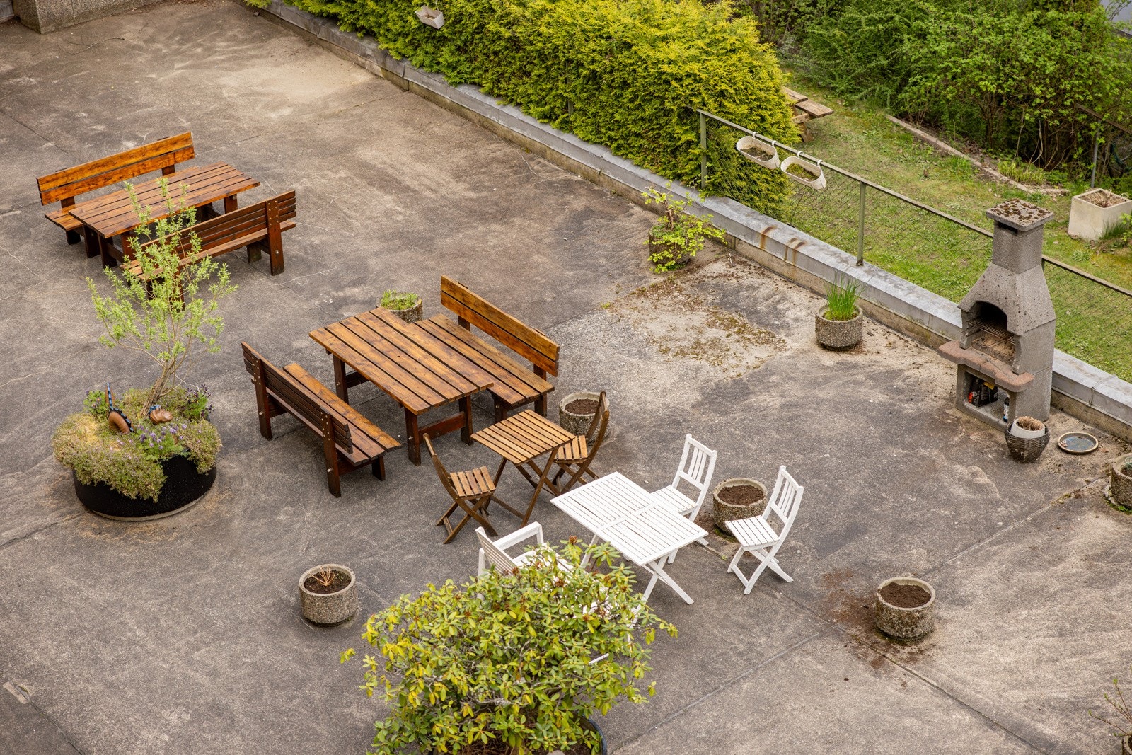 Leiligheten er en del av et hyggelig og veldrevet borettslag. Pent opparbeidet og hyggelig bakgård med sittegrupper til disposisjon. Galleribilde