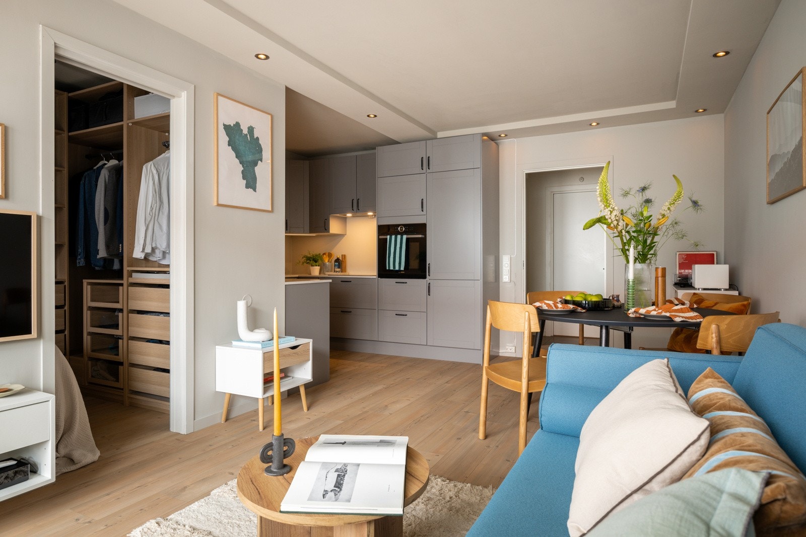 Kjøkkenet ligger i en fin og delvis åpen løsning med stuen, som gjør dette til et sosialt og luftig oppholdsrom. Galleribilde