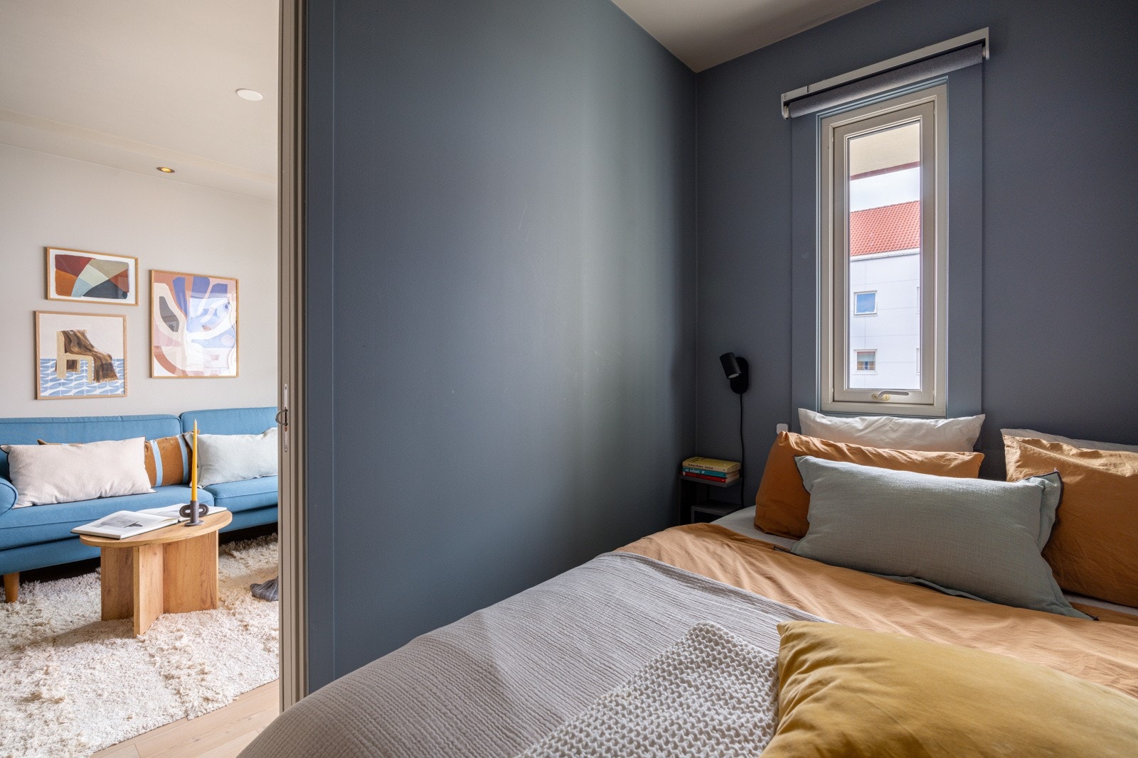 Rommet har god plass til både seng og garderobe. Galleribilde