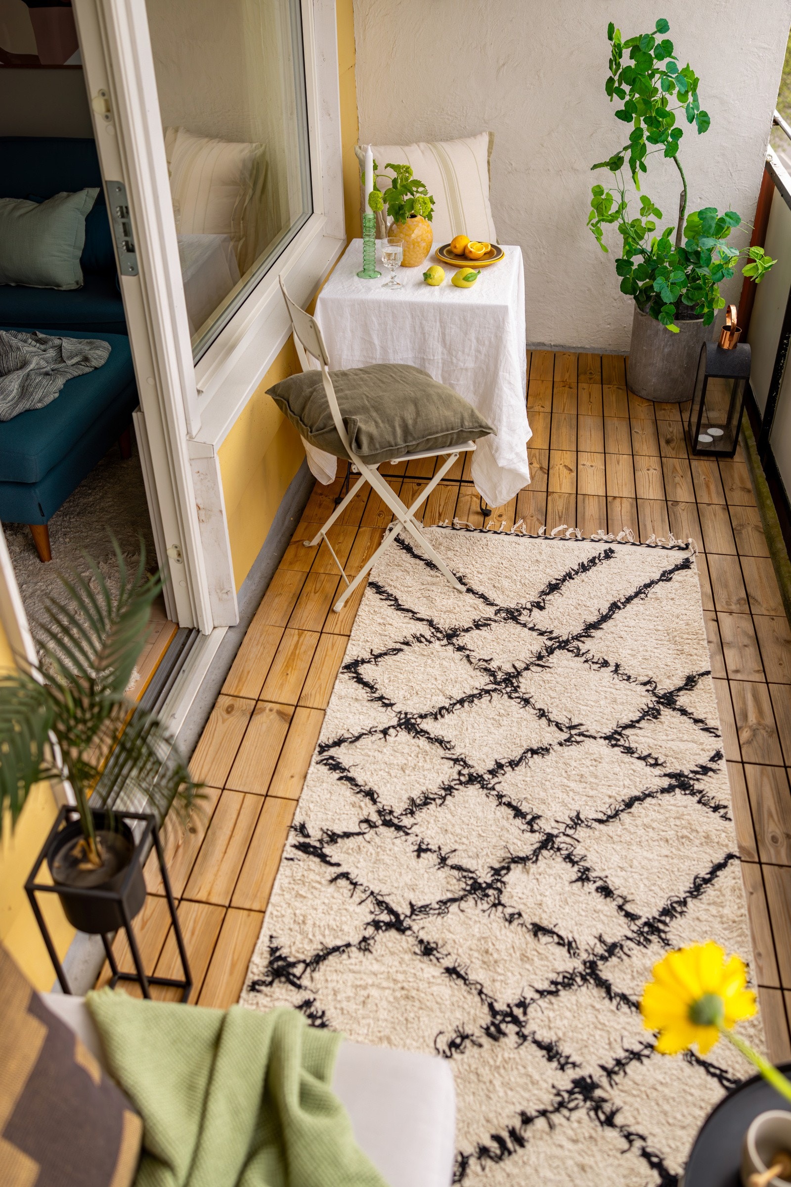 Balkongen er enkel å innrede med god plass til utemøblement, et lite spisebord, planter og øvrig ønsket møblement. Galleribilde