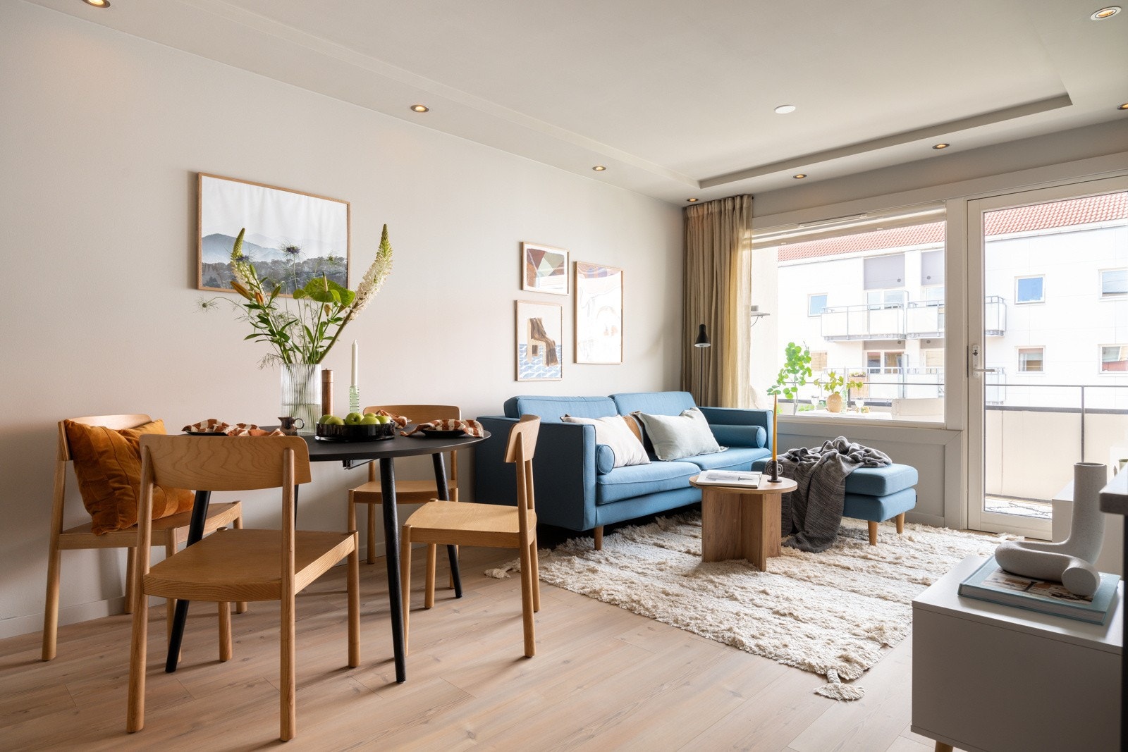 Stuen er av god størrelse med plass til både sofagruppe, TV-seksjon, spisebord og øvrig ønsket møblement. Galleribilde