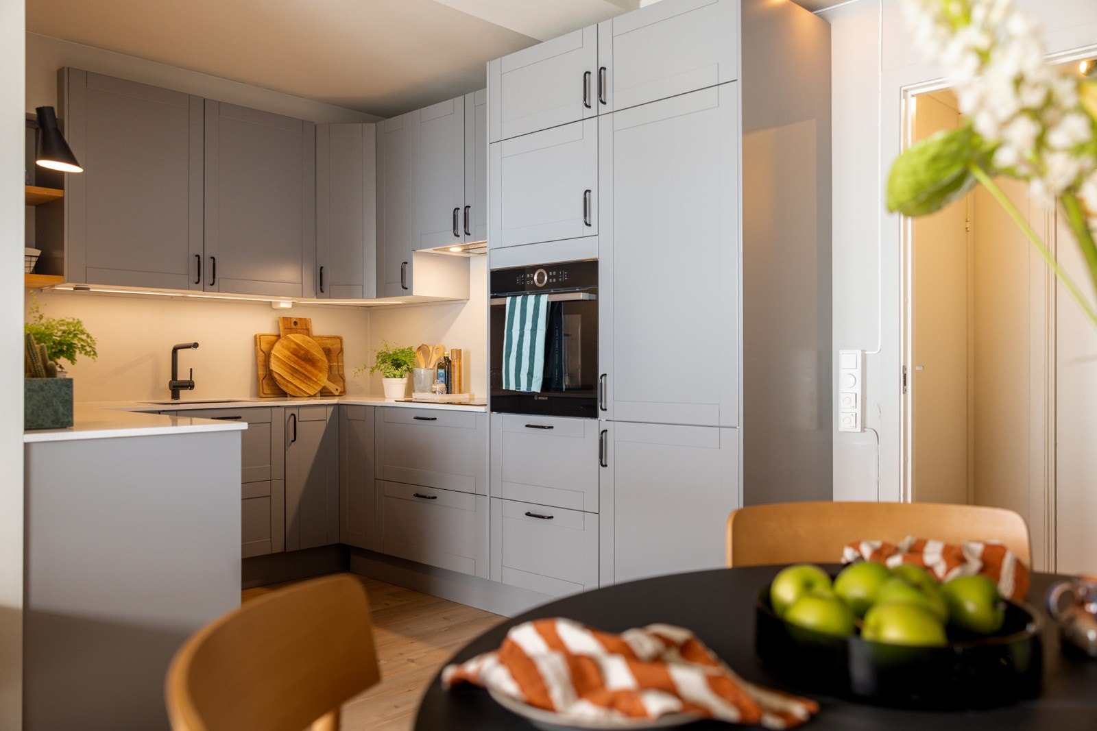 Moderne kjøkken fra 2020 med stor arbeidsflate og god lagringsplass i over- og underskap. Galleribilde