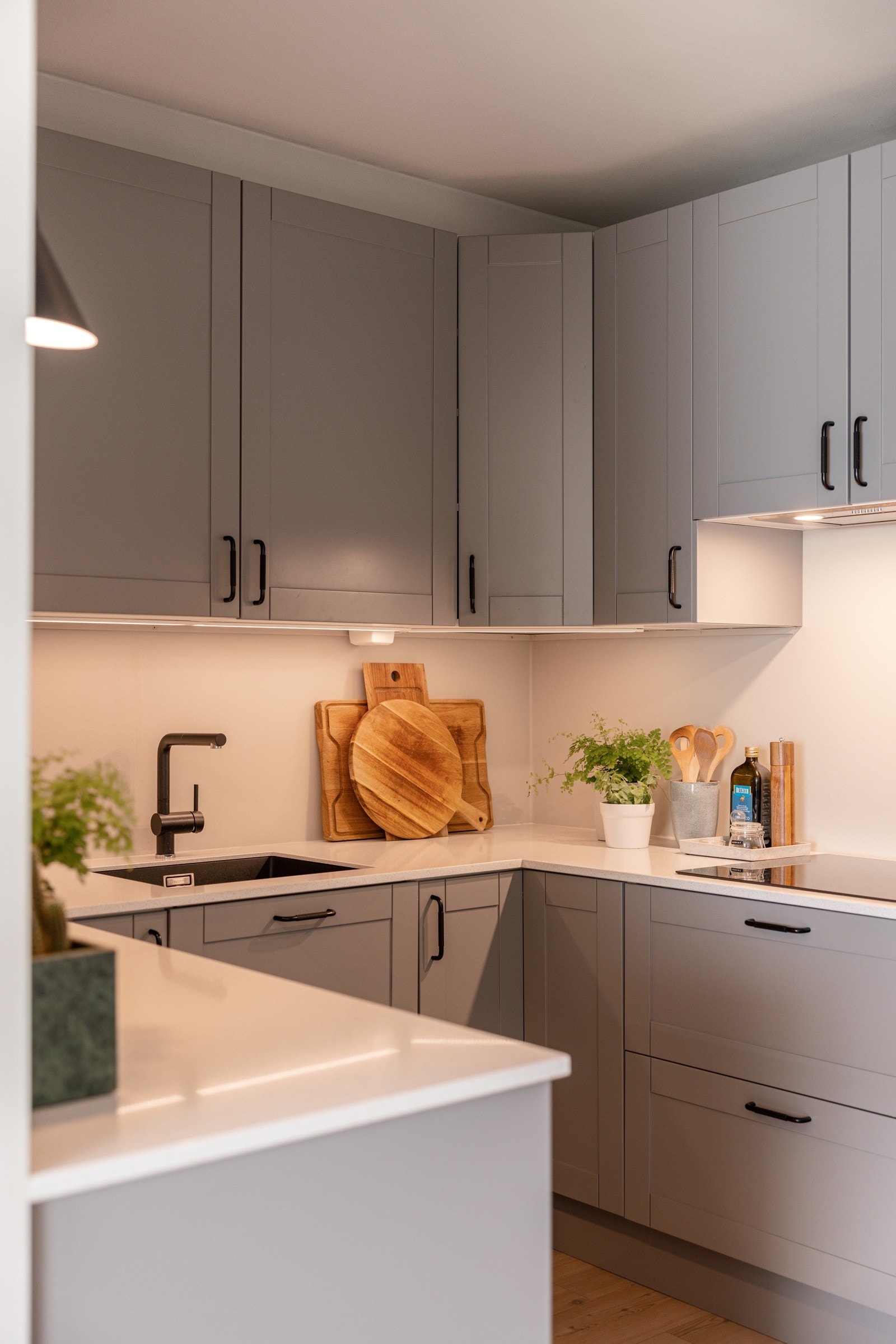 Kjøkkenet er fullt utstyrt med integrerte hvitevarer som komfyr, induksjonstopp, oppvaskmaskin og kjøl/fryseskap. Galleribilde