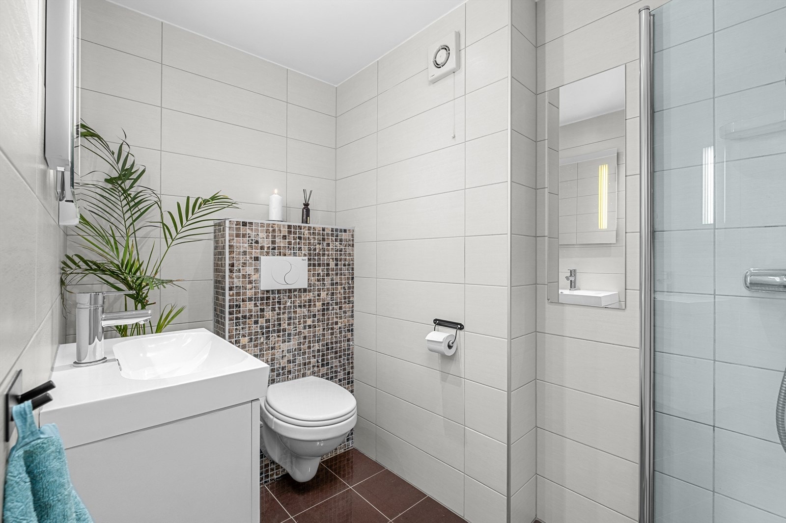 Badet ble oppgradert i 2012 og er innredet med servantskap, veggmontert wc, innfellbare dusjdører og mekanisk avtrekk. Galleribilde