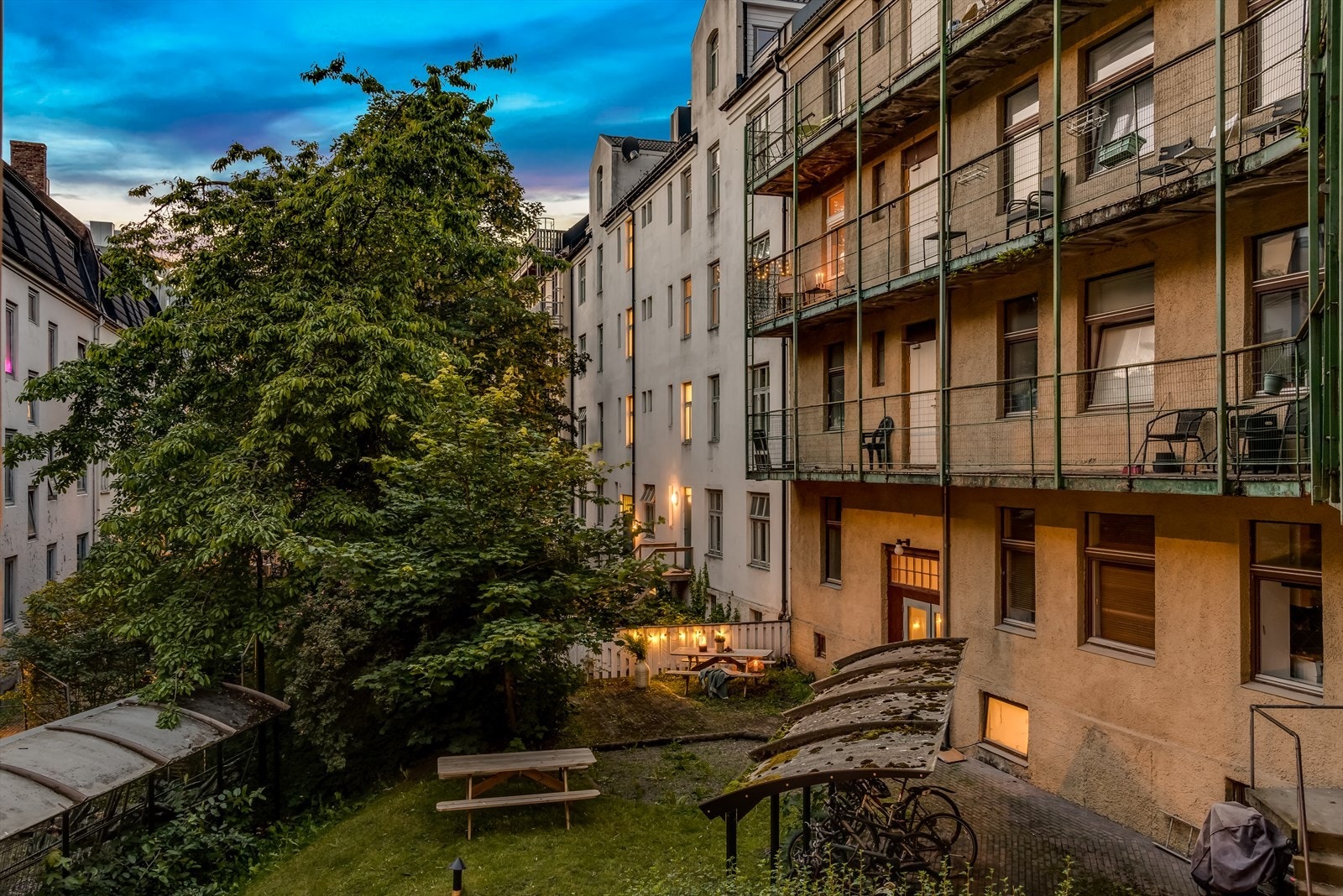 Sameiet har en koselig bakgård med felles sitteplasser og sykkelparkering Galleribilde