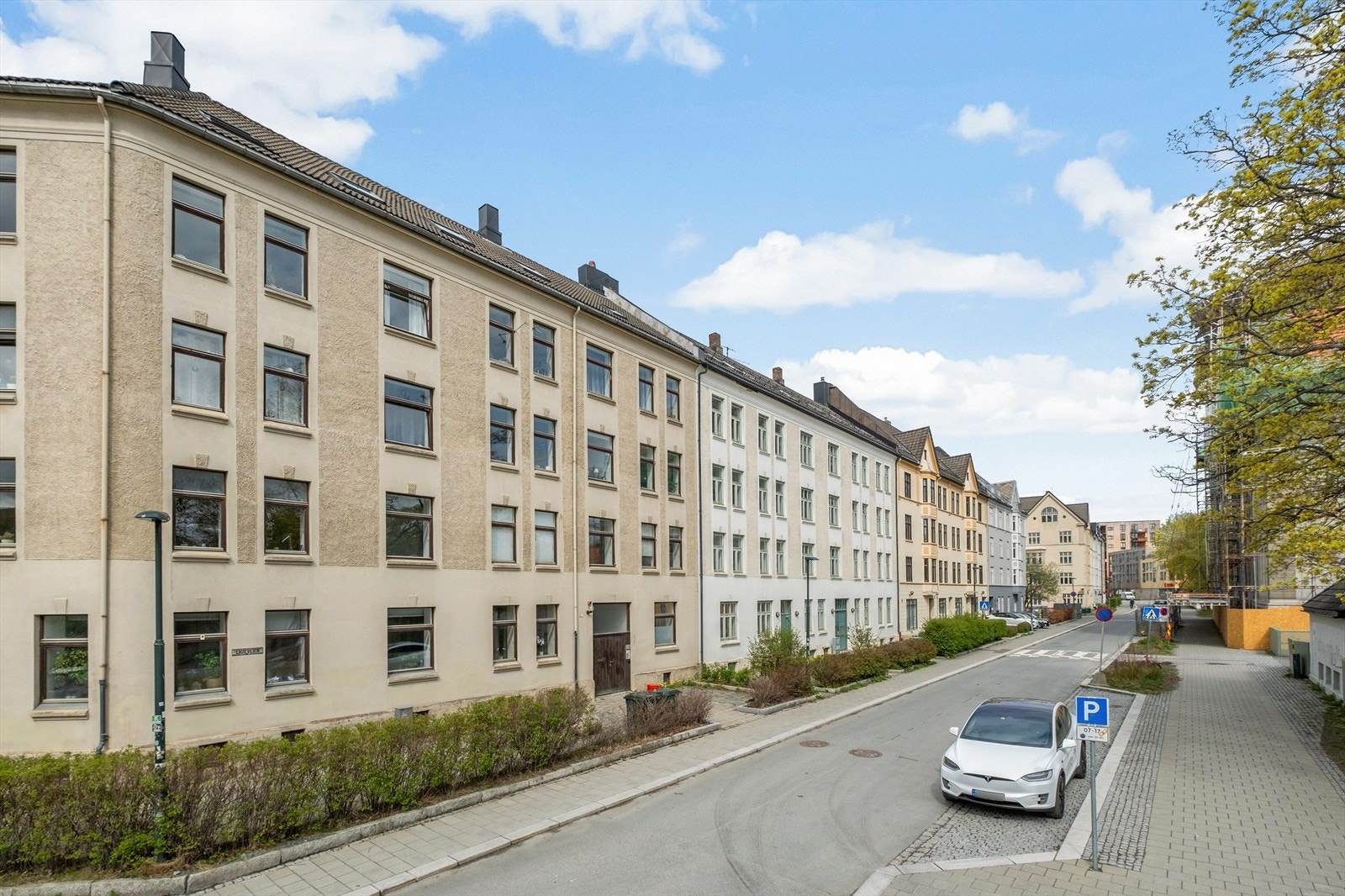 Her har du "alt" av servicefasiliteter som City Lade med en gangavstand på 10 min, kollektivtransport, dagligvarebutikker, treningssenter m.m. i nærheten. Galleribilde