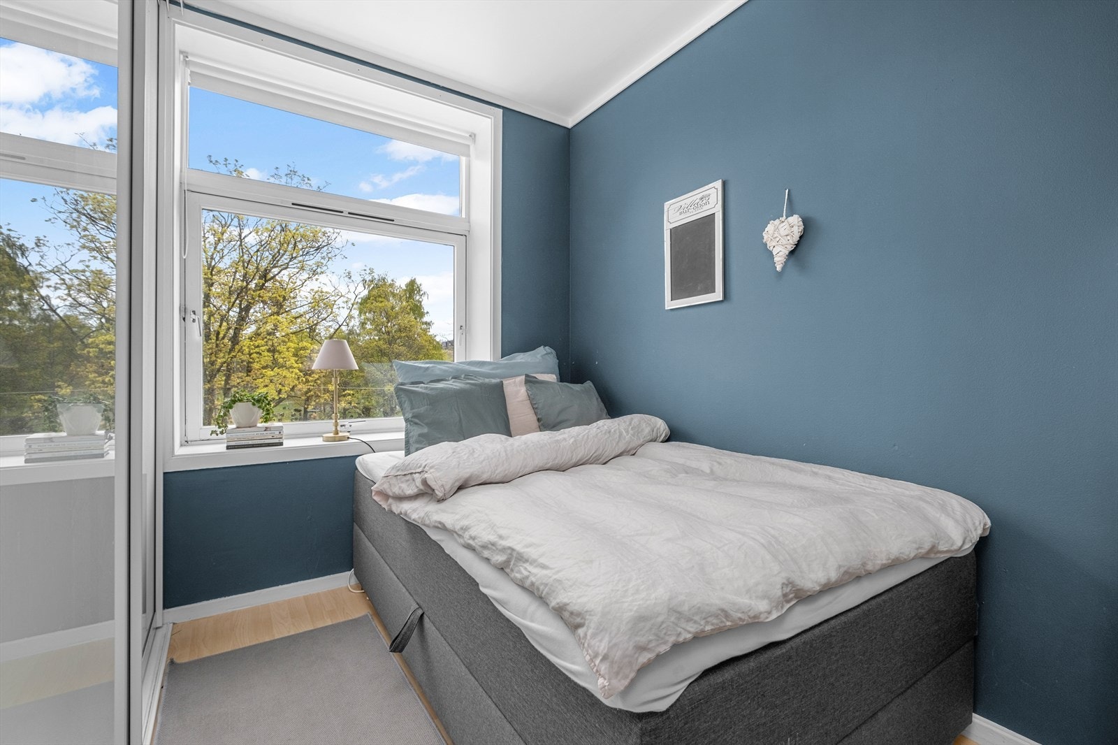 Soverommet er på 7m² med innebygd skyvedørsgarderobe Galleribilde