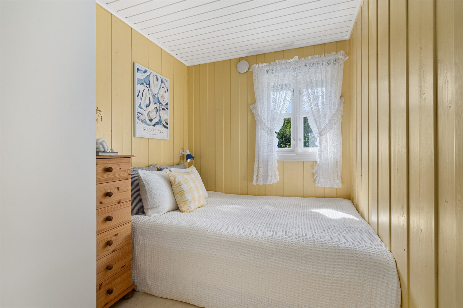 Koselig hovedsoverom med en sommerlig fargepalett. Galleribilde