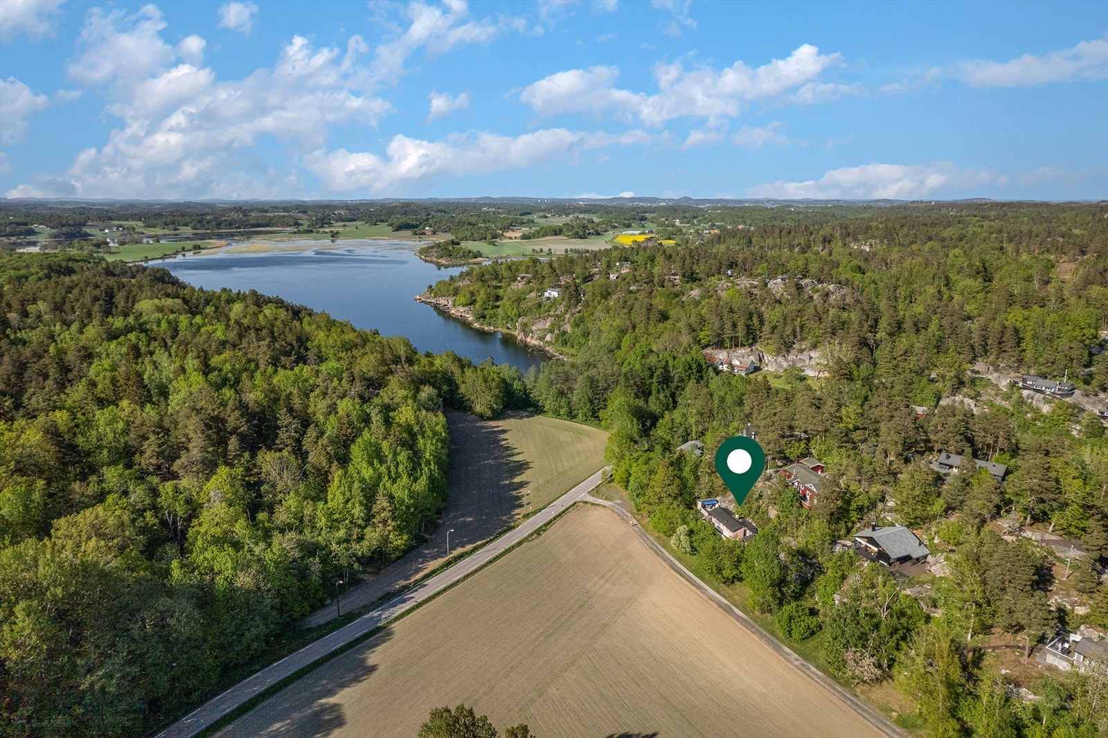 Hytta ligger skjermet til i landlige omgivelser med kort avstand til idylliske strender og flotte turområder. Fra hytteveggen er det kort vei til båtplass og gode bademuligheter for både store og små i Stuejordskilen (Viksfjord) Galleribilde