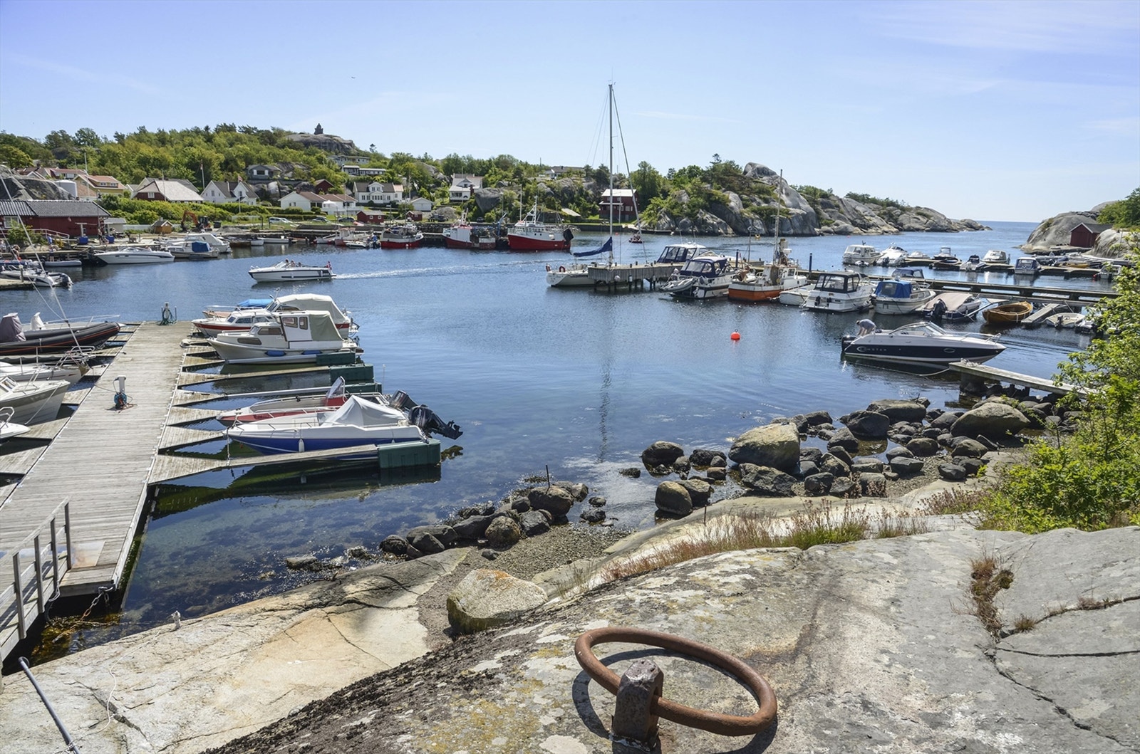 Fra hytta er det kort vei til idylliske og populære Ula. Her finnes det nydelig småbåthavn, kiosk, flott og barnevennlige sandstrender og glatte svaberg. Galleribilde