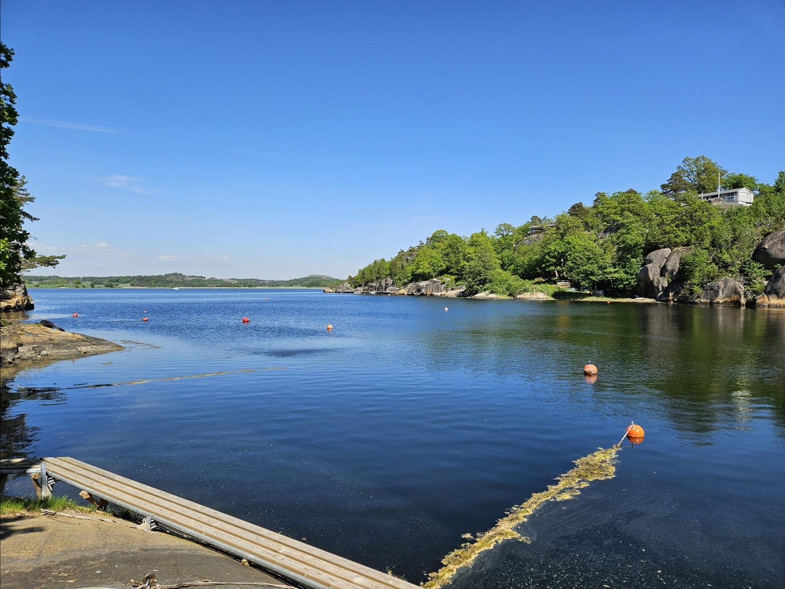 Hytta leier også egen båtplass nede i Stuejordskilen. Plass nr. 13 (se eget kart i salgsoppgaven). Galleribilde