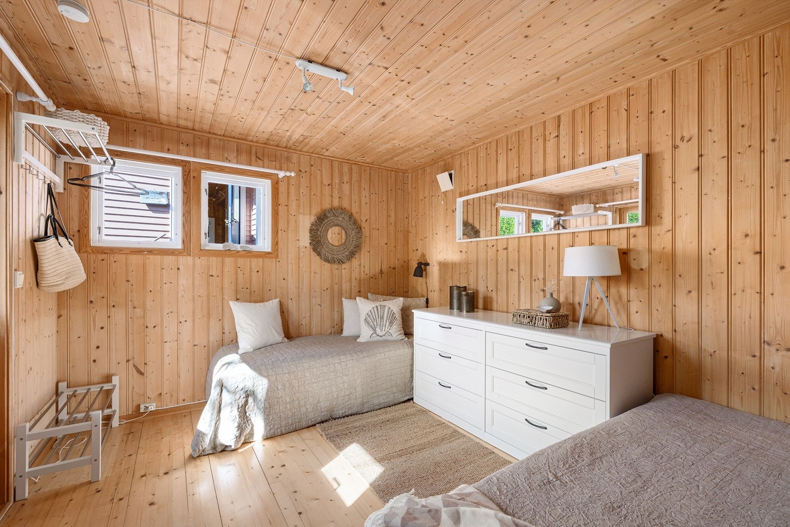 Hyttas anneks er innredet med to romslige soverom. Så her er det rikelig med sengeplasser til hele storfamilien. Nevnte soverom er opprinnelig byggemeldt som boder og ikke godkjent for varig opphold. Galleribilde