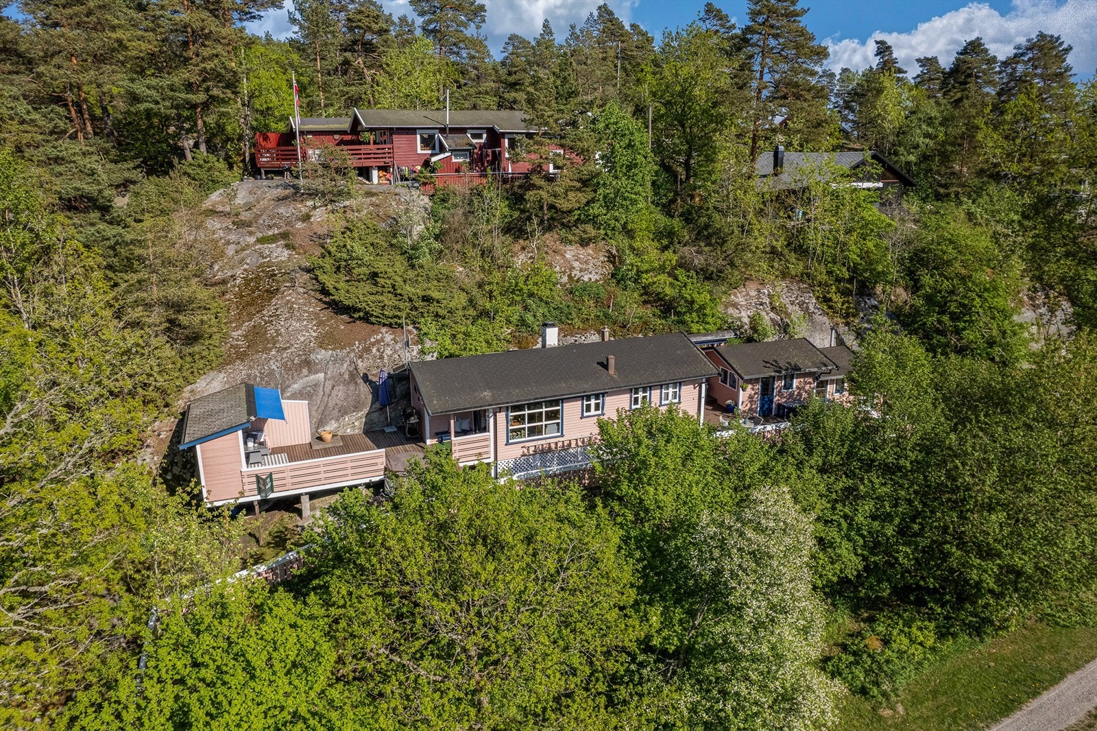 Hytta ligger fritt og solrikt til i terrenget vendt mot vest. Galleribilde