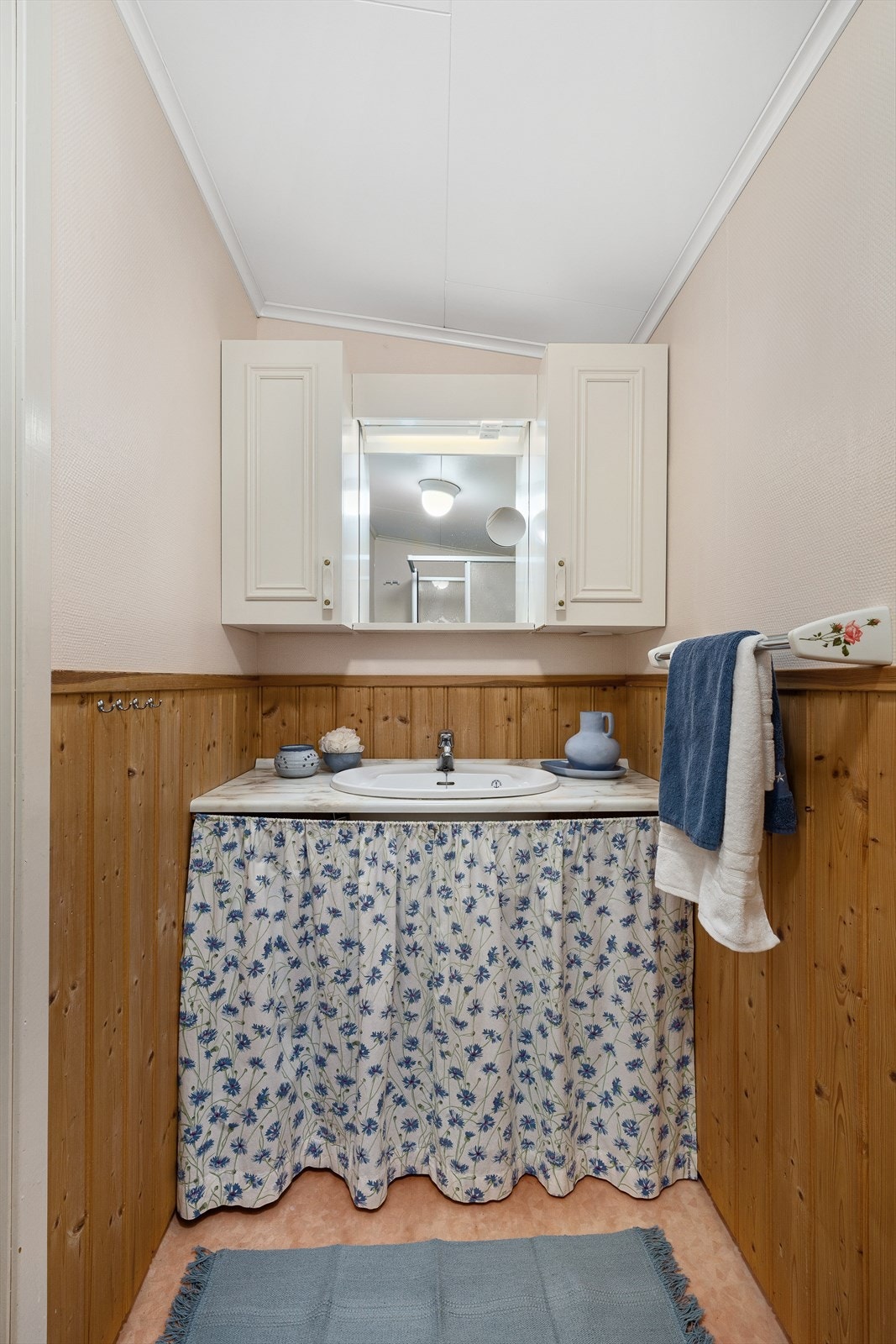 I hytta er det innredet et klassisk "hyttebad". Galleribilde