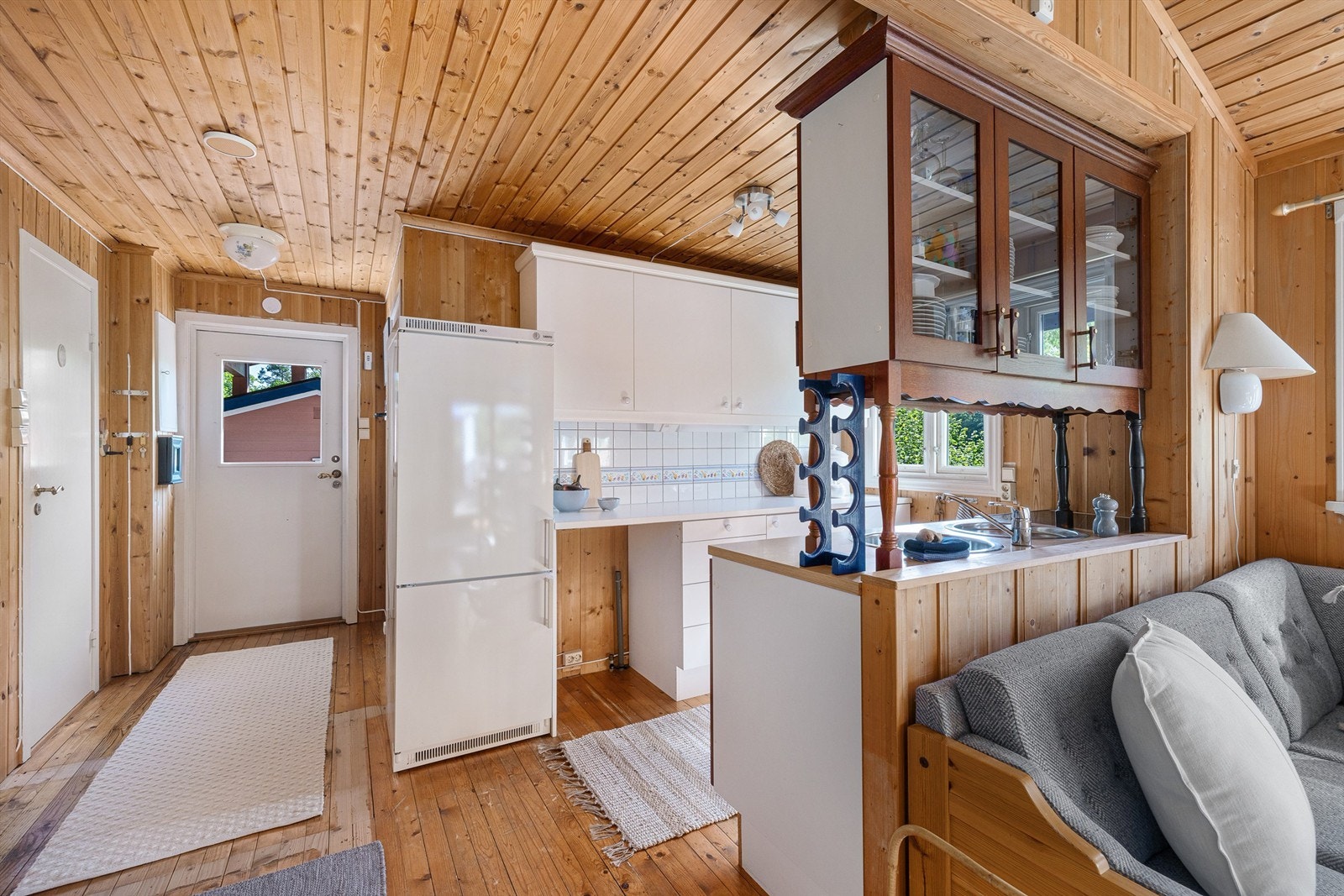 Kjøkken ligger praktisk til med åpen løsning mot stuen. Galleribilde