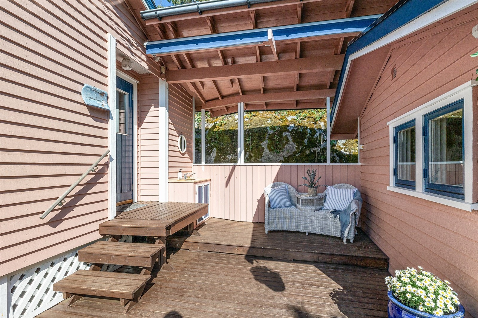 Denne uteplassen er også delvis overbygget og har markise. Det er tilrettelagt med et lite utekjøkken og det er montert utedusj. Galleribilde