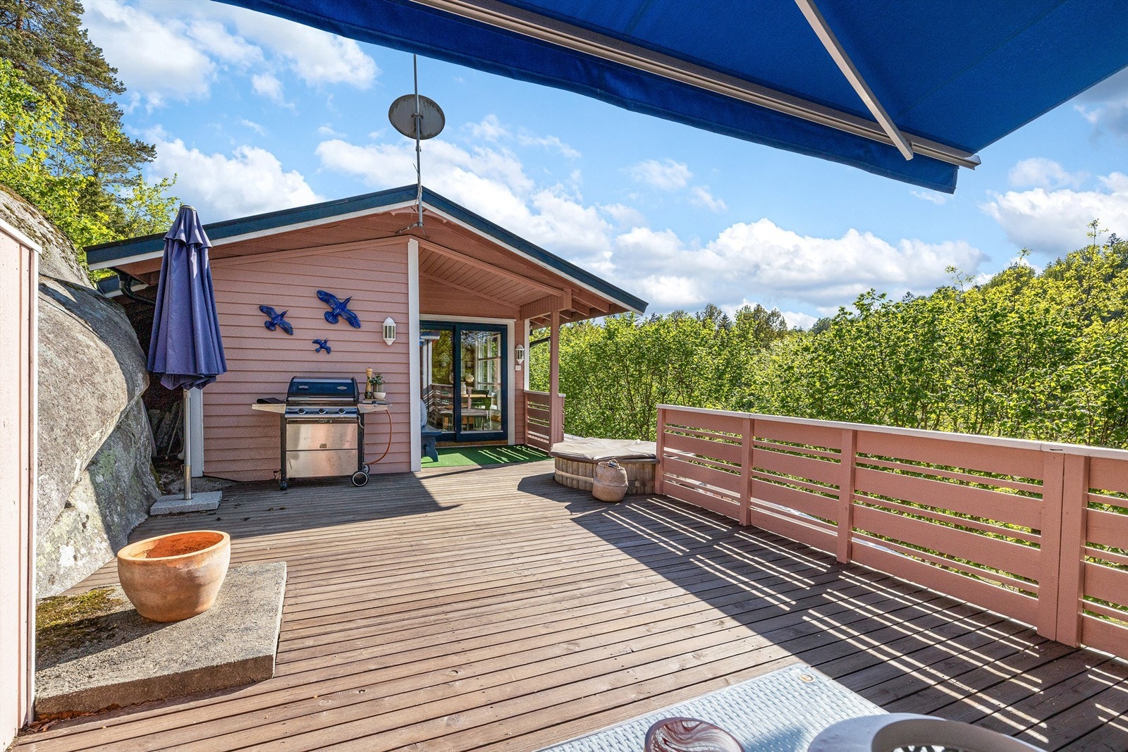 Det er også rikelige med plass til langbord for hele familien. Til glede for både store og små er det også montert en badestamp. Galleribilde