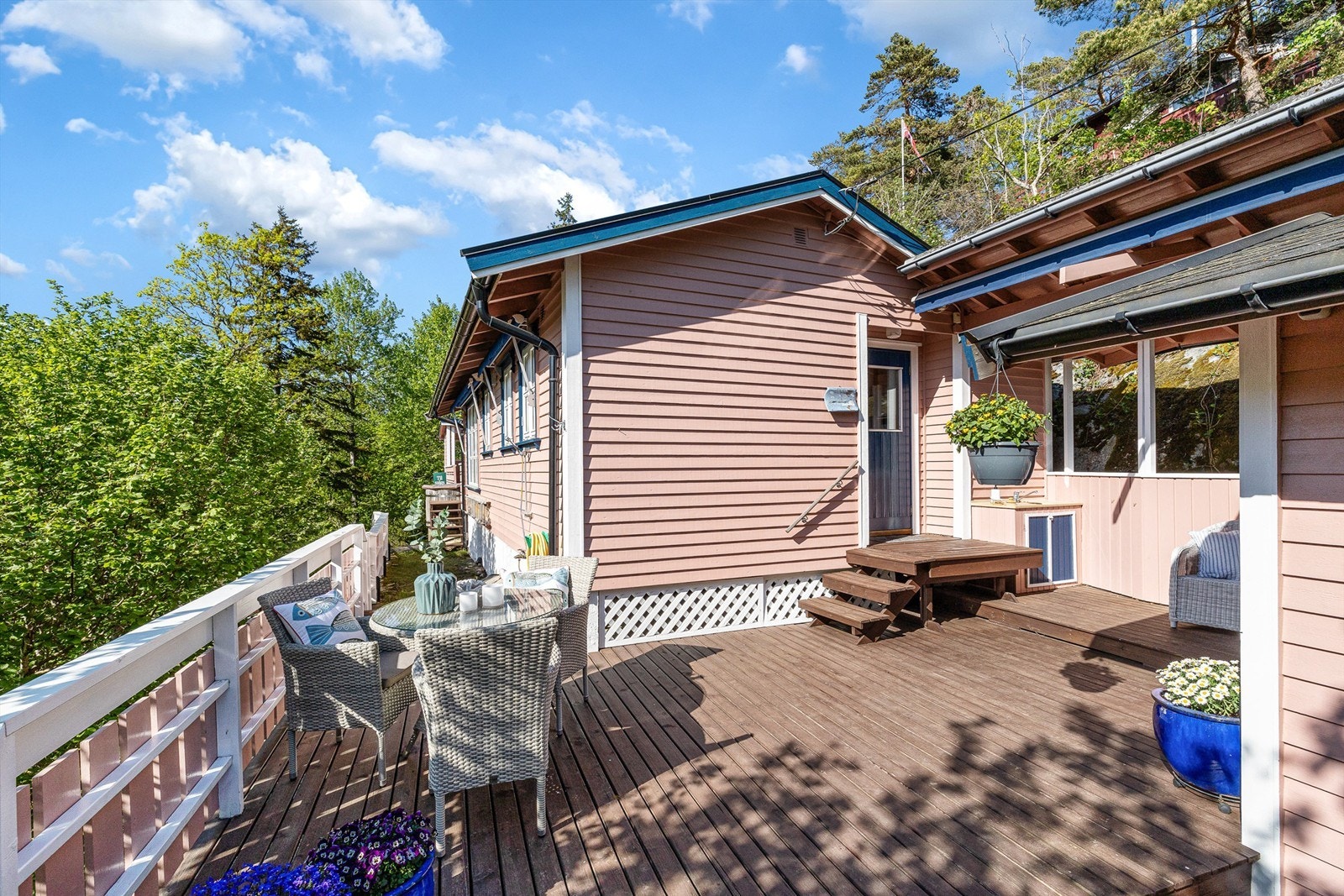 Terrassen mot syd/vest er lunt plassert mellom hytta og annekset så du sitter ekstra skjermet og godt til. Galleribilde