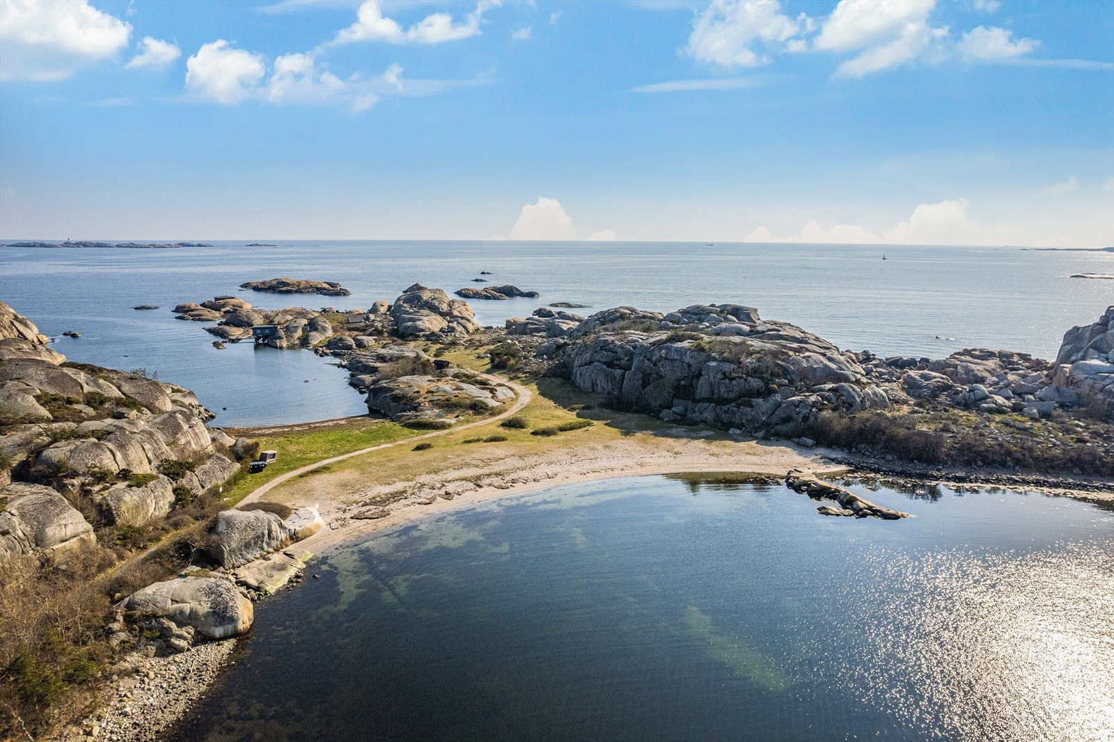 Flott og idyllisk friområde ytterst på Eftanghalvøya. Her finnes barnevennlig sandstrand, gresslette og svaberg. Galleribilde