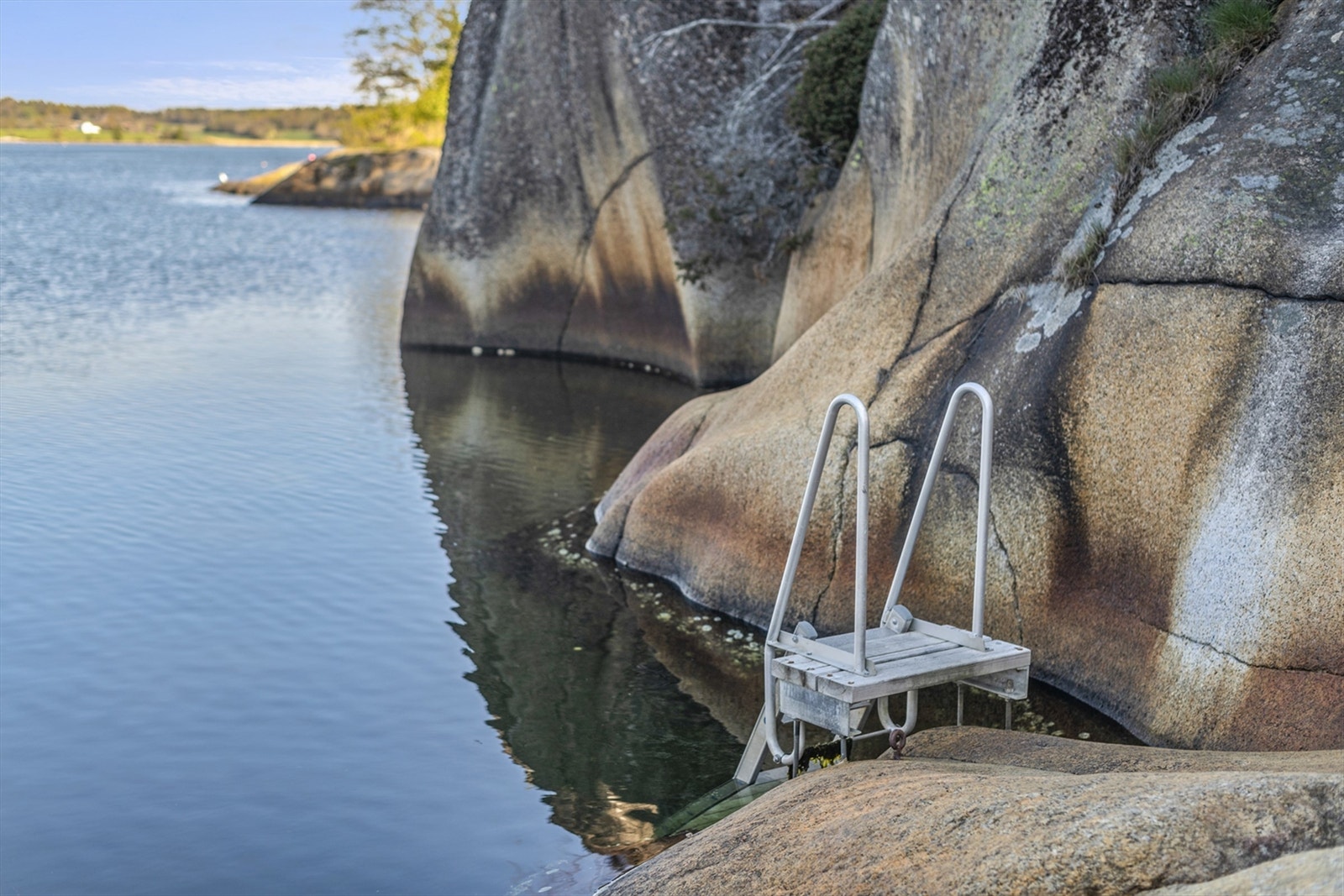 Kort vei til flott badeplass i Stuejordskilen. Så her er ikke morgenbadet langt unna. Galleribilde