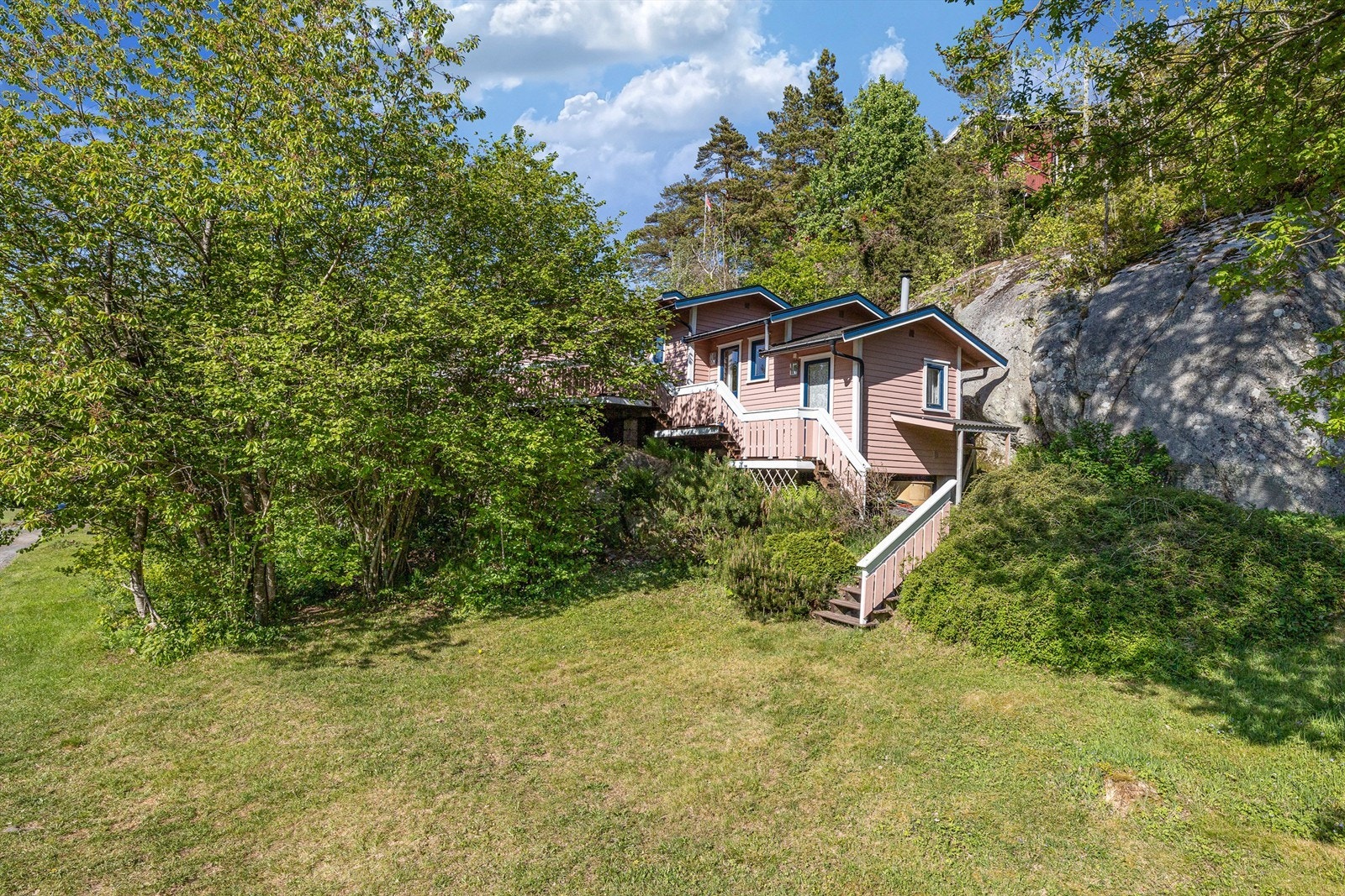 Gode parkeringsmuligheter rett på nedsiden av hytta. Galleribilde