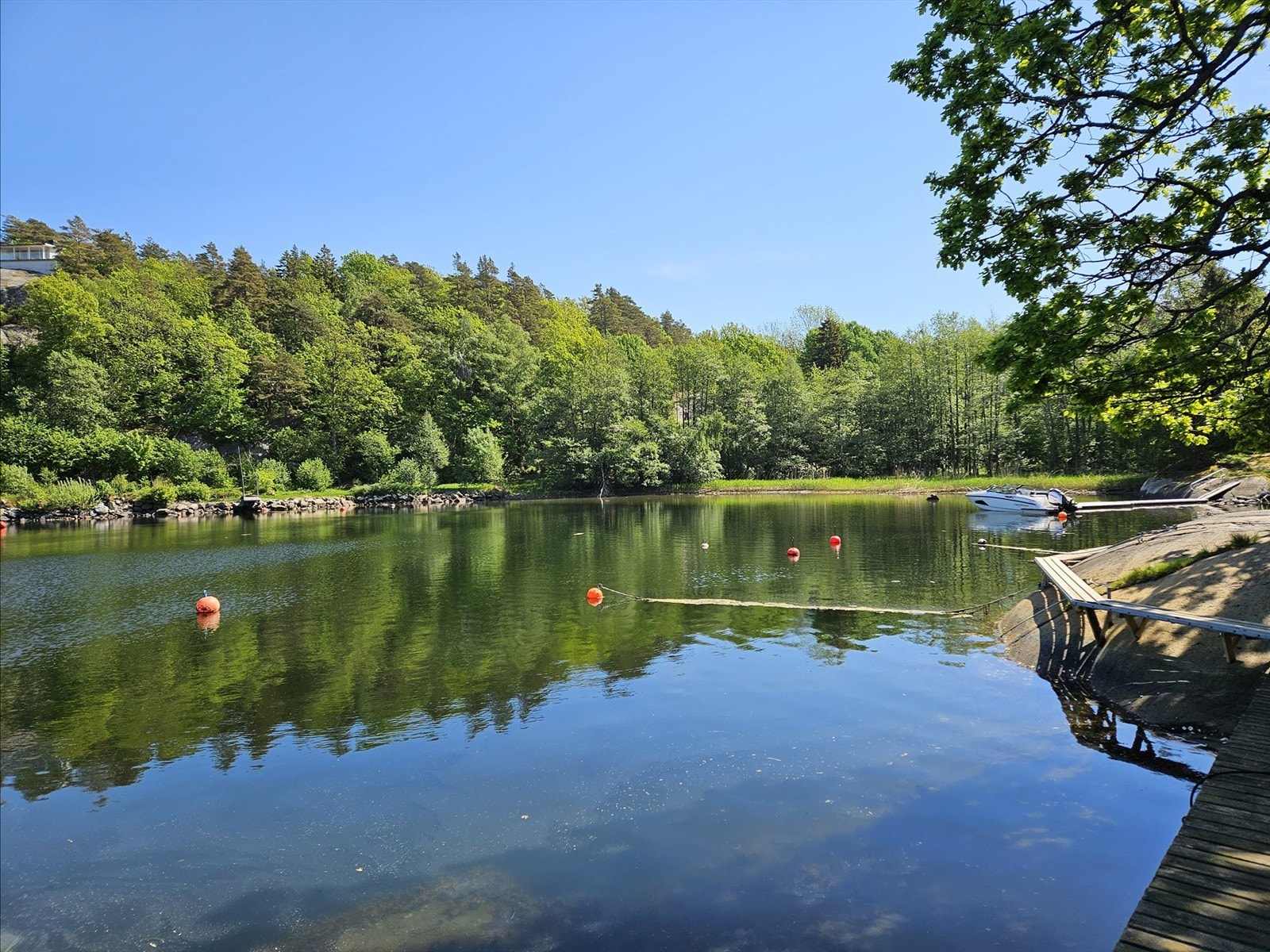 Stuejordskilen ligger godt skjermet for vær og vind. Velforeningen setter også ut en flytebrygge ved sesongstart. Galleribilde