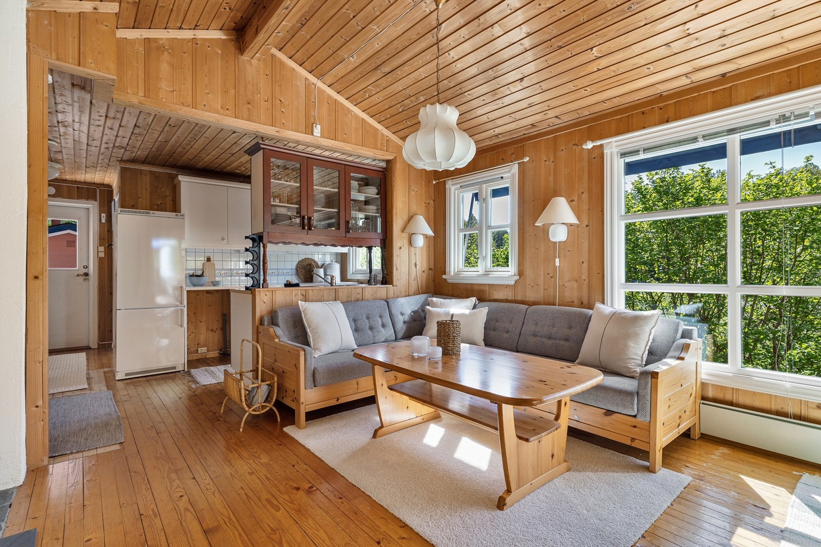 Hytta fremstår som godt holdt og holder en gjennomgående normalt god sommerhytte standard . Galleribilde