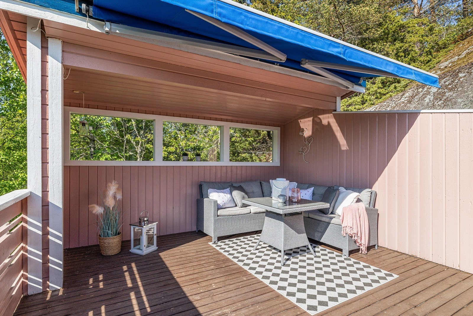 Her sitter du lunt og godt til. Perfekt plass for lange og varme sommerkvelder. Galleribilde